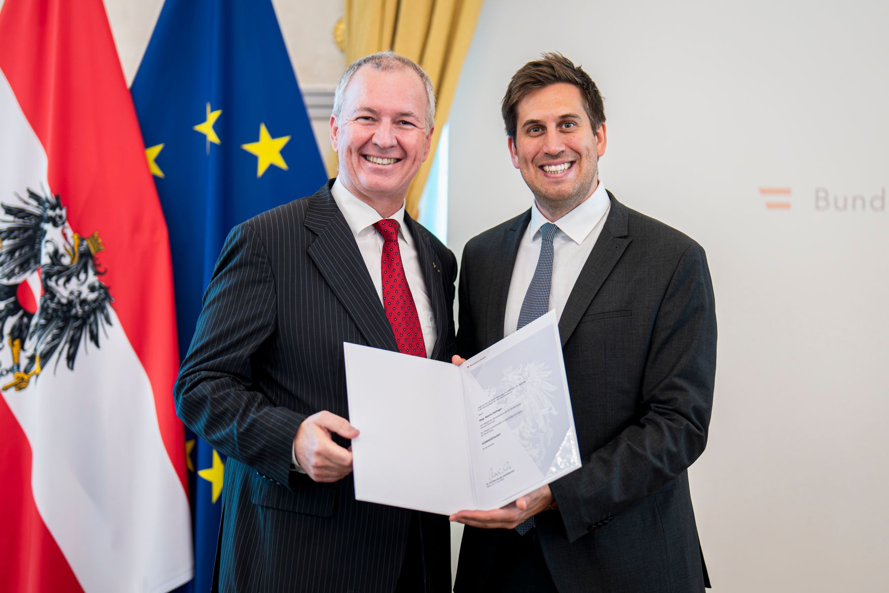Am 18. Juni 2026 bestellte der Bundeskanzler Vertreterinnen und Vertreter der Wirtschaft zu Mitgliedern der bei der Bundesanstalt "Statistik &Ouml;sterreich" eingerichteten Wirtschaftskurie. Im Bild Staatssekret&auml;r Alexander Pr&ouml;ll (r.) bei der &Uuml;berreichung.
