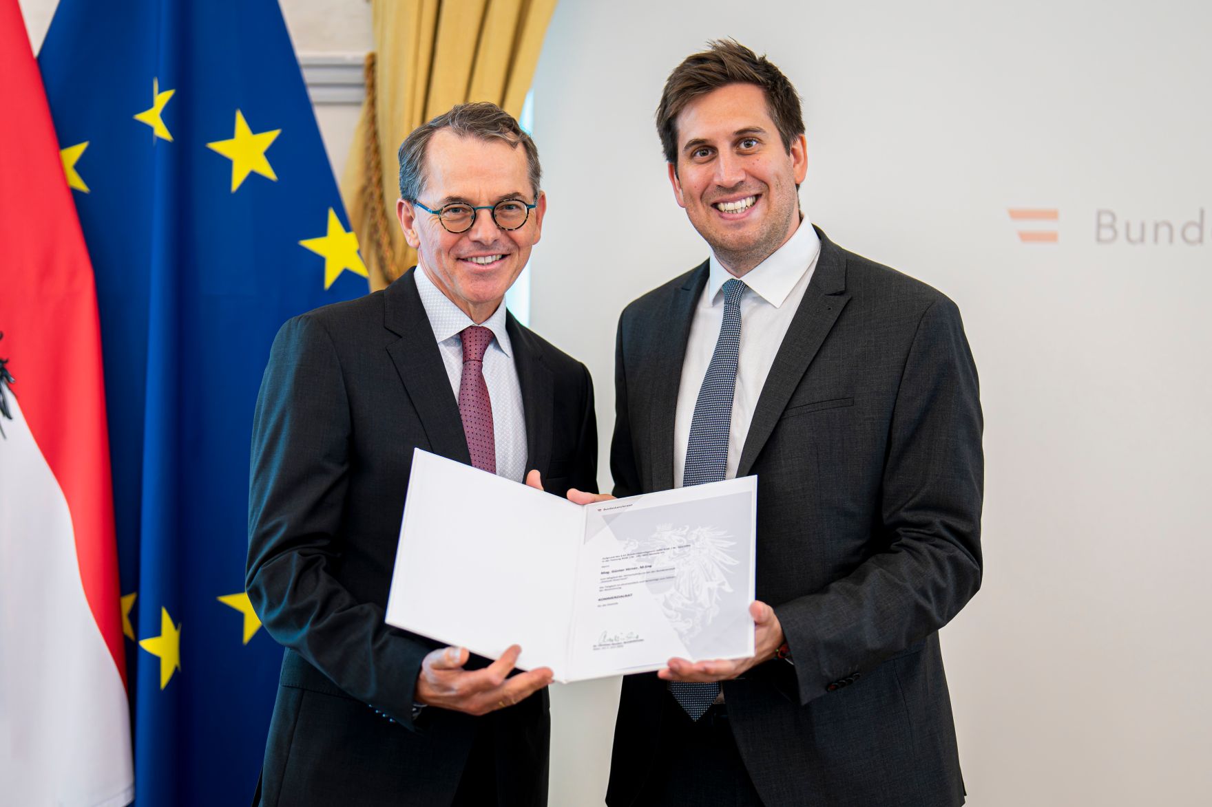 Am 18. Juni 2026 bestellte der Bundeskanzler Vertreterinnen und Vertreter der Wirtschaft zu Mitgliedern der bei der Bundesanstalt "Statistik &Ouml;sterreich" eingerichteten Wirtschaftskurie. Im Bild Staatssekret&auml;r Alexander Pr&ouml;ll (r.) bei der &Uuml;berreichung.