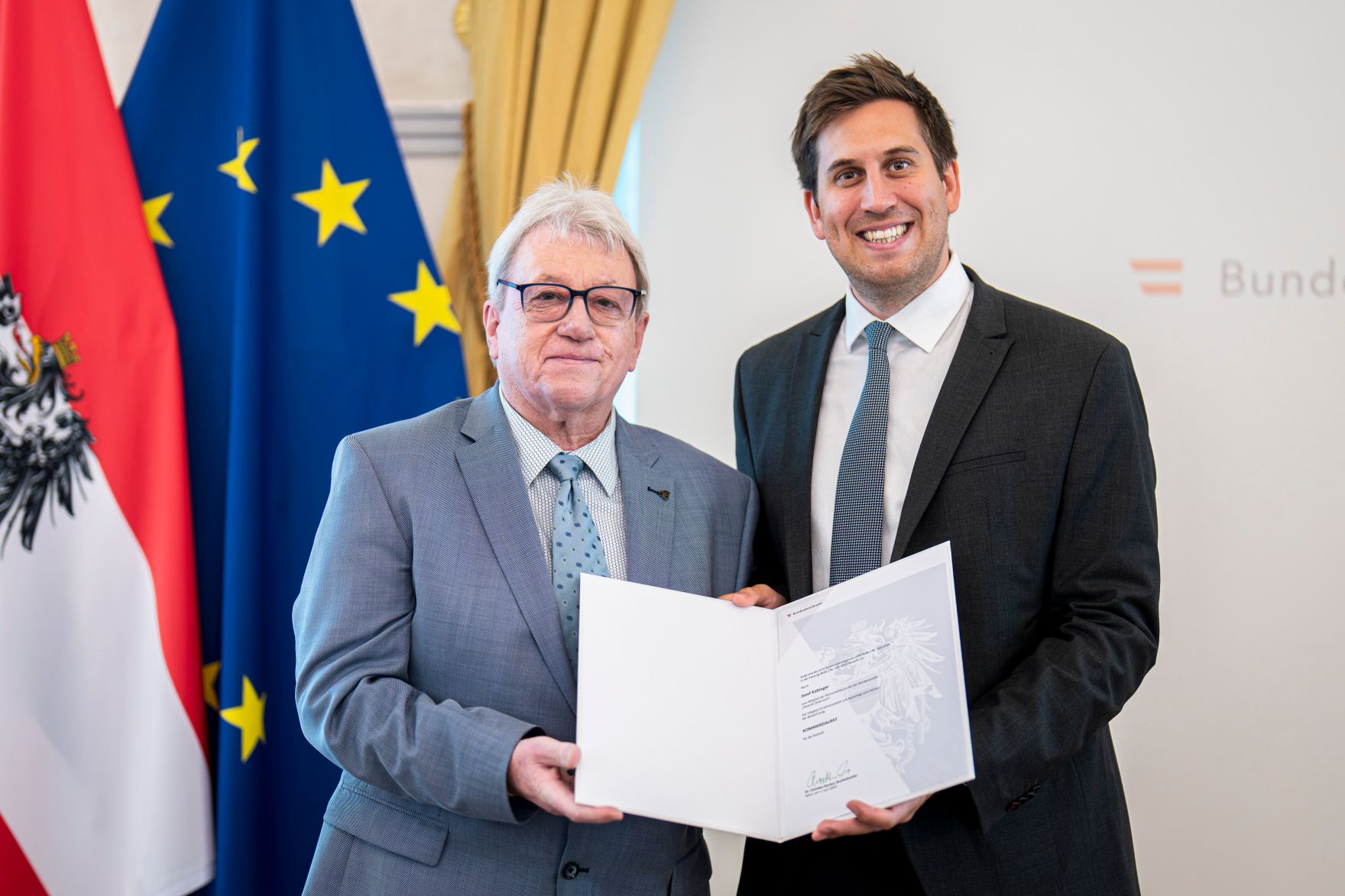Am 18. Juni 2026 bestellte der Bundeskanzler Vertreterinnen und Vertreter der Wirtschaft zu Mitgliedern der bei der Bundesanstalt "Statistik &Ouml;sterreich" eingerichteten Wirtschaftskurie. Im Bild Staatssekret&auml;r Alexander Pr&ouml;ll (r.) bei der &Uuml;berreichung.