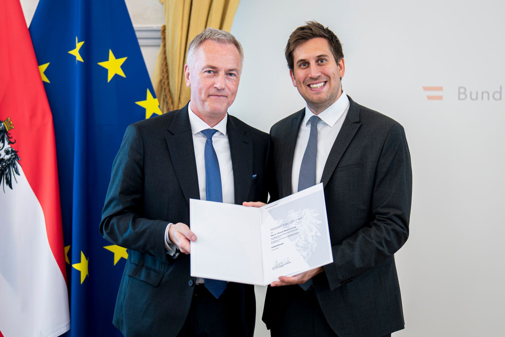Am 18. Juni 2026 bestellte der Bundeskanzler Vertreterinnen und Vertreter der Wirtschaft zu Mitgliedern der bei der Bundesanstalt "Statistik &Ouml;sterreich" eingerichteten Wirtschaftskurie. Im Bild Staatssekret&auml;r Alexander Pr&ouml;ll (r.) bei der &Uuml;berreichung.