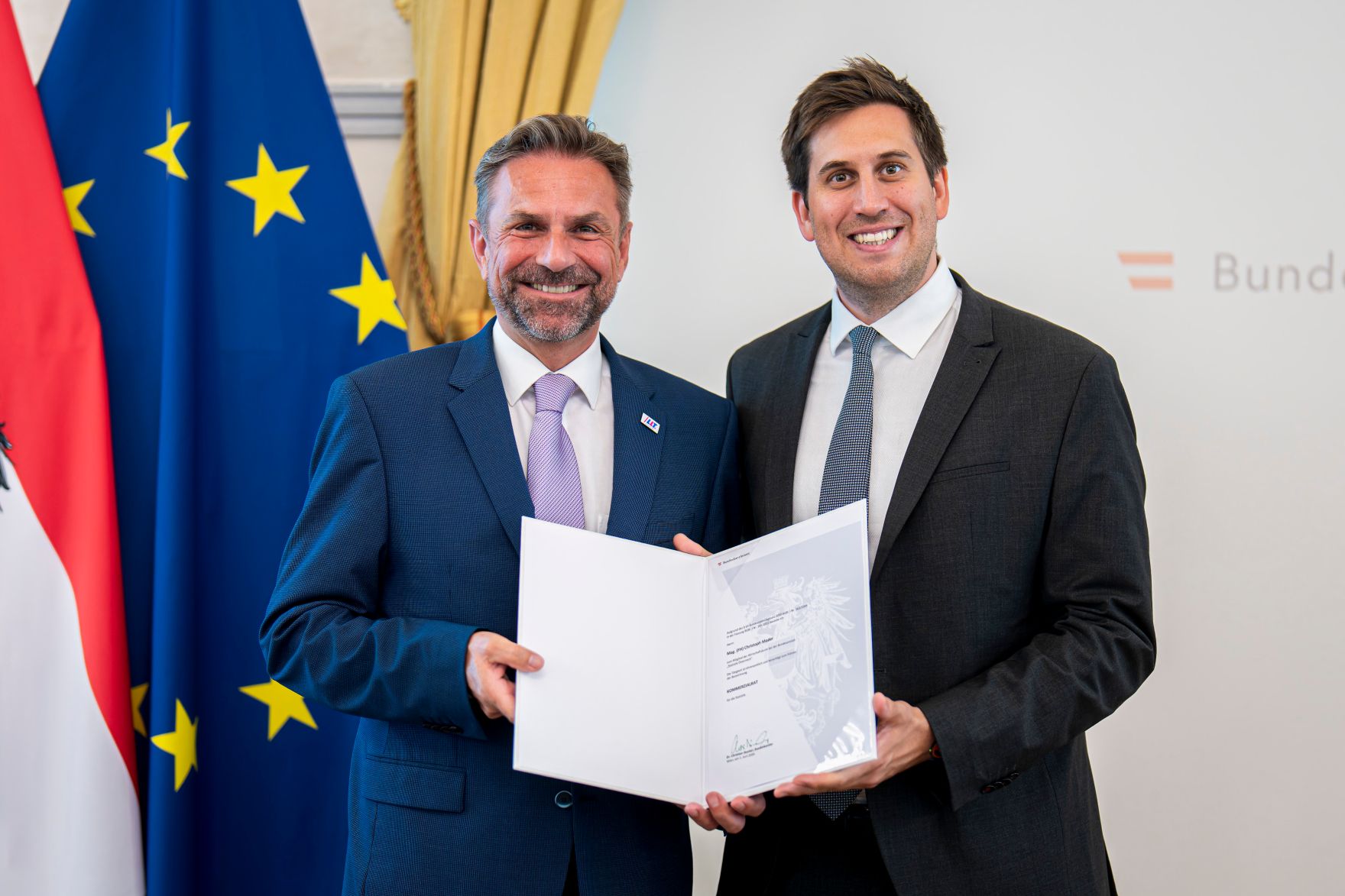 Am 18. Juni 2026 bestellte der Bundeskanzler Vertreterinnen und Vertreter der Wirtschaft zu Mitgliedern der bei der Bundesanstalt "Statistik &Ouml;sterreich" eingerichteten Wirtschaftskurie. Im Bild Staatssekret&auml;r Alexander Pr&ouml;ll (r.) bei der &Uuml;berreichung.