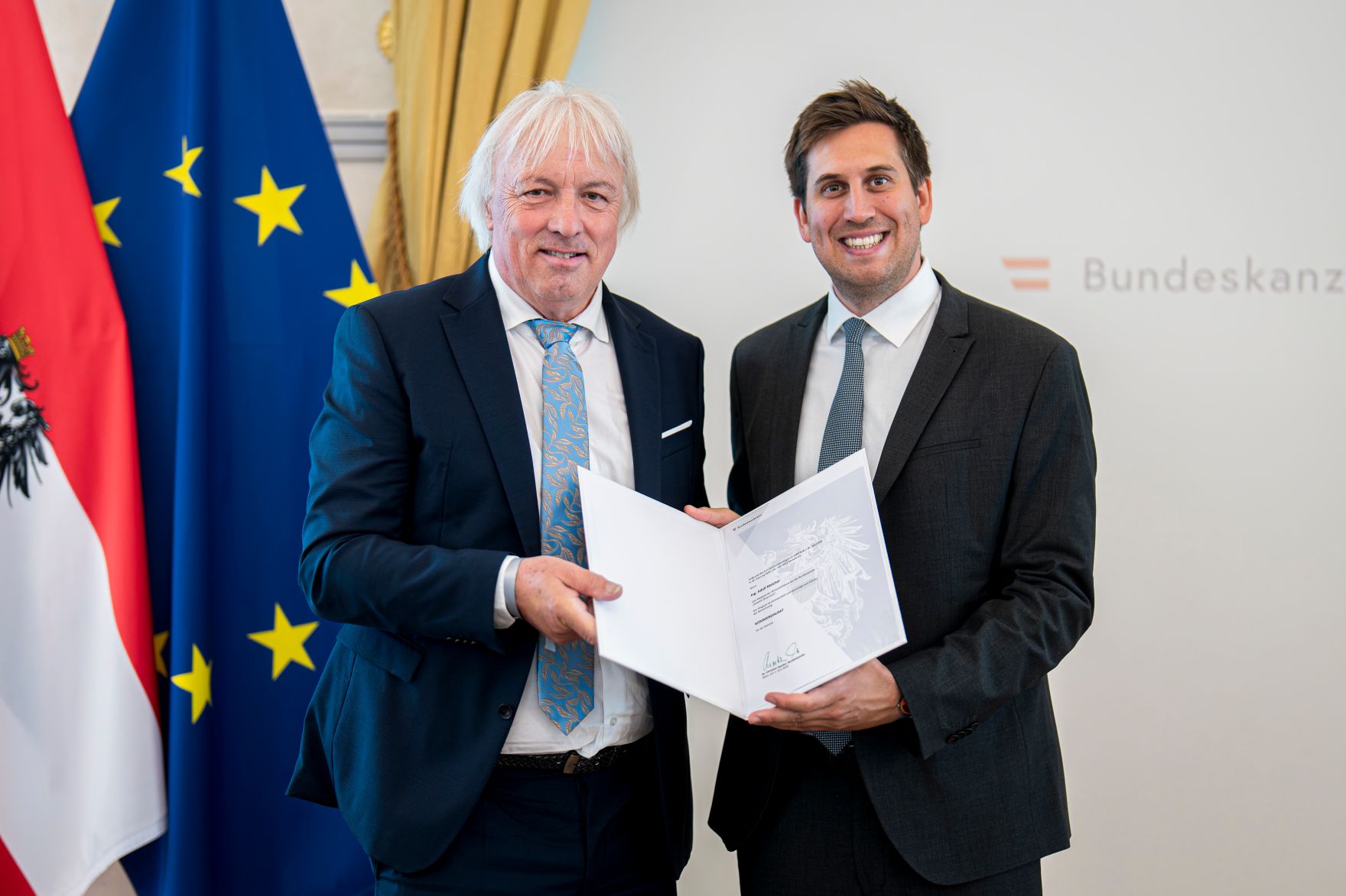 Am 18. Juni 2026 bestellte der Bundeskanzler Vertreterinnen und Vertreter der Wirtschaft zu Mitgliedern der bei der Bundesanstalt "Statistik &Ouml;sterreich" eingerichteten Wirtschaftskurie. Im Bild Staatssekret&auml;r Alexander Pr&ouml;ll (r.) bei der &Uuml;berreichung.