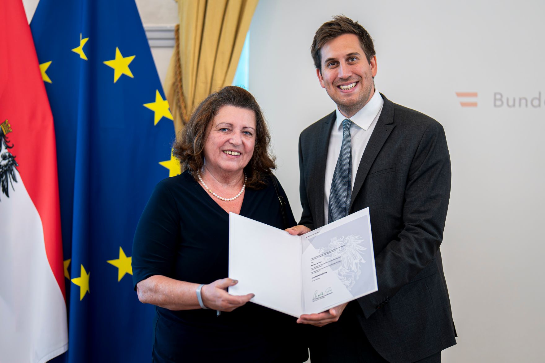 Am 18. Juni 2026 bestellte der Bundeskanzler Vertreterinnen und Vertreter der Wirtschaft zu Mitgliedern der bei der Bundesanstalt "Statistik &Ouml;sterreich" eingerichteten Wirtschaftskurie. Im Bild Staatssekret&auml;r Alexander Pr&ouml;ll (r.) bei der &Uuml;berreichung.