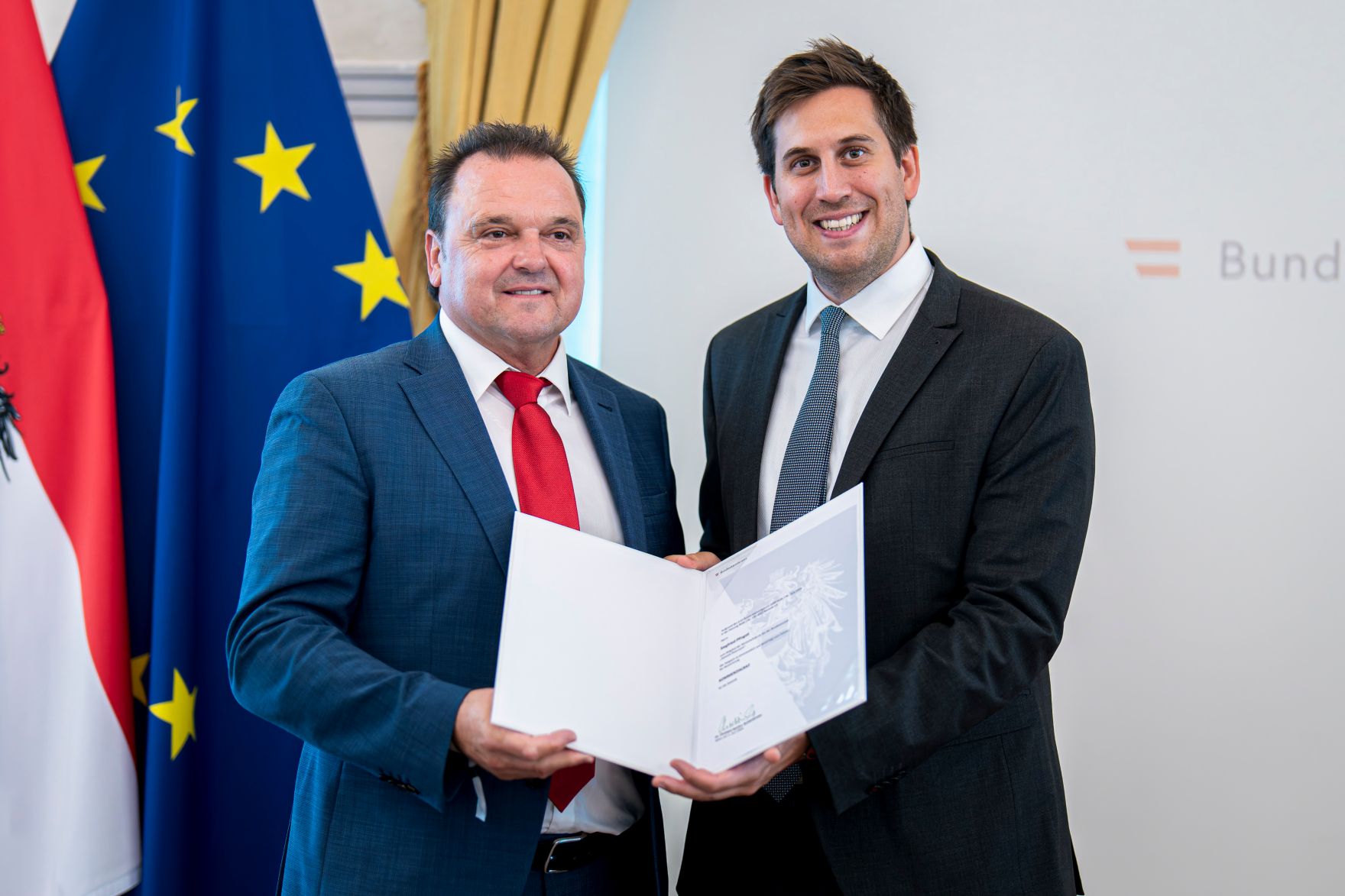 Am 18. Juni 2026 bestellte der Bundeskanzler Vertreterinnen und Vertreter der Wirtschaft zu Mitgliedern der bei der Bundesanstalt "Statistik &Ouml;sterreich" eingerichteten Wirtschaftskurie. Im Bild Staatssekret&auml;r Alexander Pr&ouml;ll (r.) bei der &Uuml;berreichung.