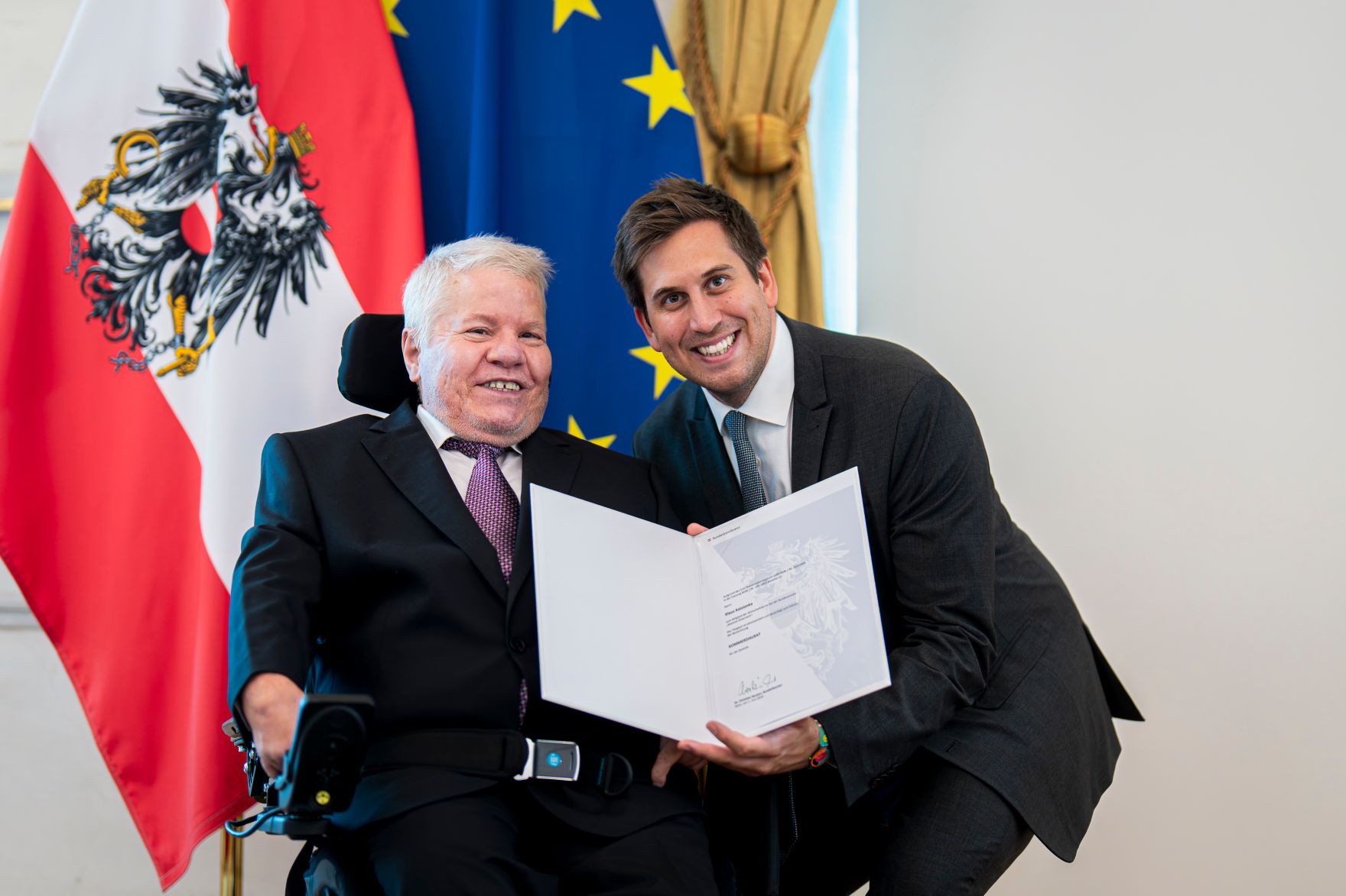 Am 18. Juni 2026 bestellte der Bundeskanzler Vertreterinnen und Vertreter der Wirtschaft zu Mitgliedern der bei der Bundesanstalt "Statistik &Ouml;sterreich" eingerichteten Wirtschaftskurie. Im Bild Staatssekret&auml;r Alexander Pr&ouml;ll (r.) bei der &Uuml;berreichung.