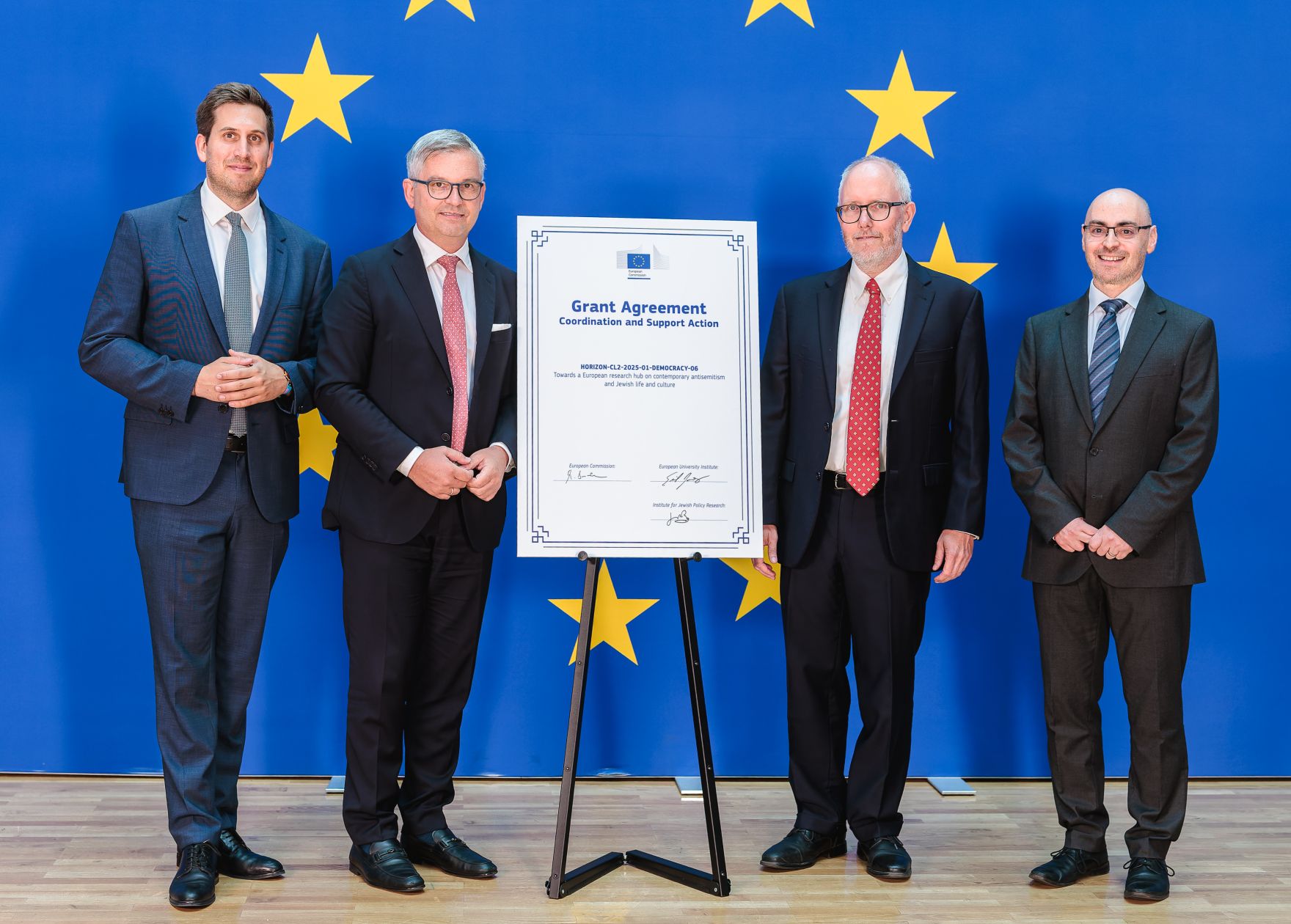 Am 29.06.2026 gab Staatssekret&auml;r Alexander Pr&ouml;ll (l.) gemeinsam mit EU-Kommissar Magnus Brunner (2.v.l.), Jonathan Boyd (r.) und Erik Jones (2.v.r.) eine Pressekonferenz zum Thema EU-Forschungsnetzwerk NERON (Network for European Research on Jewish Life and Antisemitism).