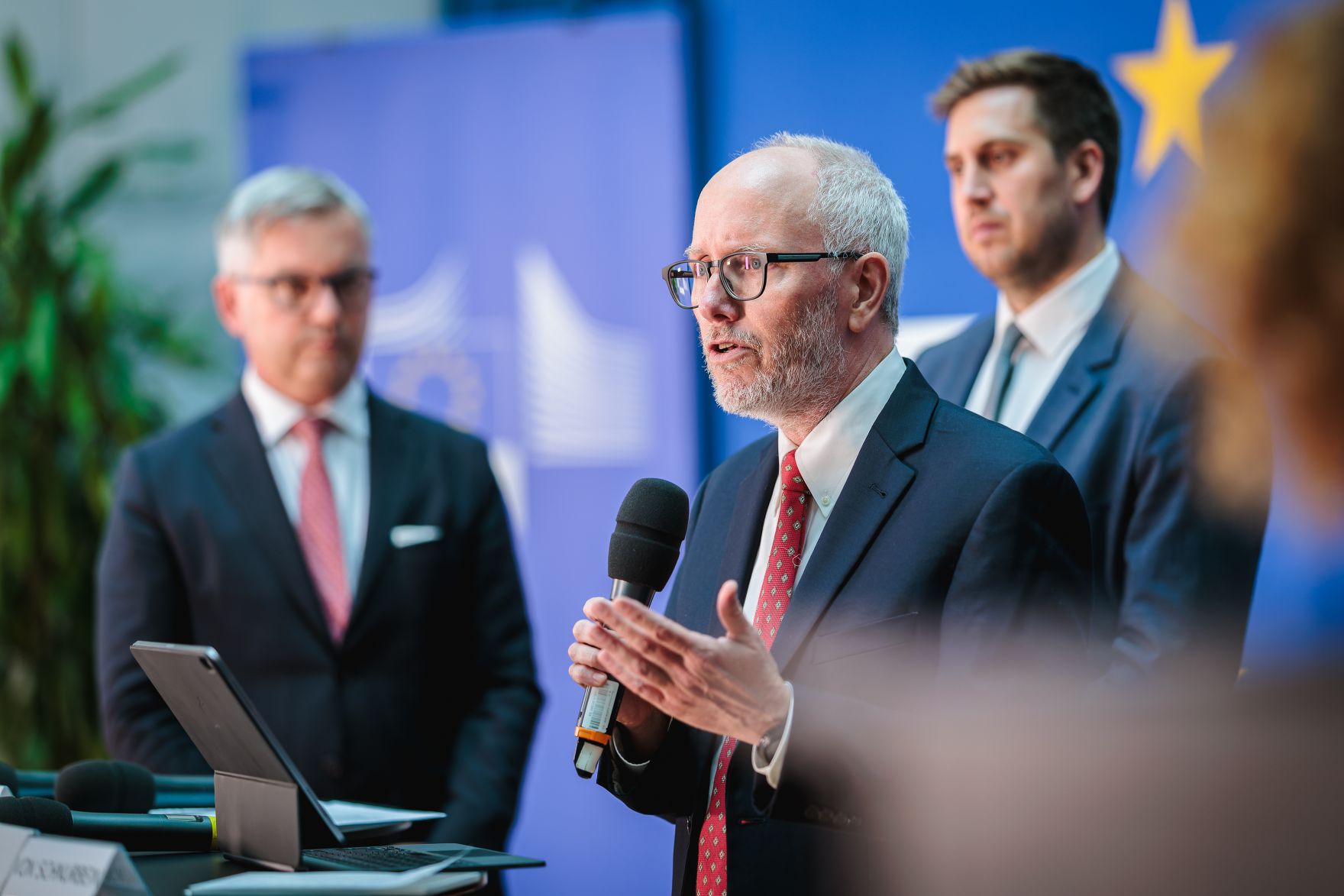 Am 29.06.2026 gab Staatssekret&auml;r Alexander Pr&ouml;ll (r.) gemeinsam mit EU-Kommissar Magnus Brunner (l.), Jonathan Boyd und Erik Jones (m.) eine Pressekonferenz zum Thema EU-Forschungsnetzwerk NERON (Network for European Research on Jewish Life and Antisemitism).