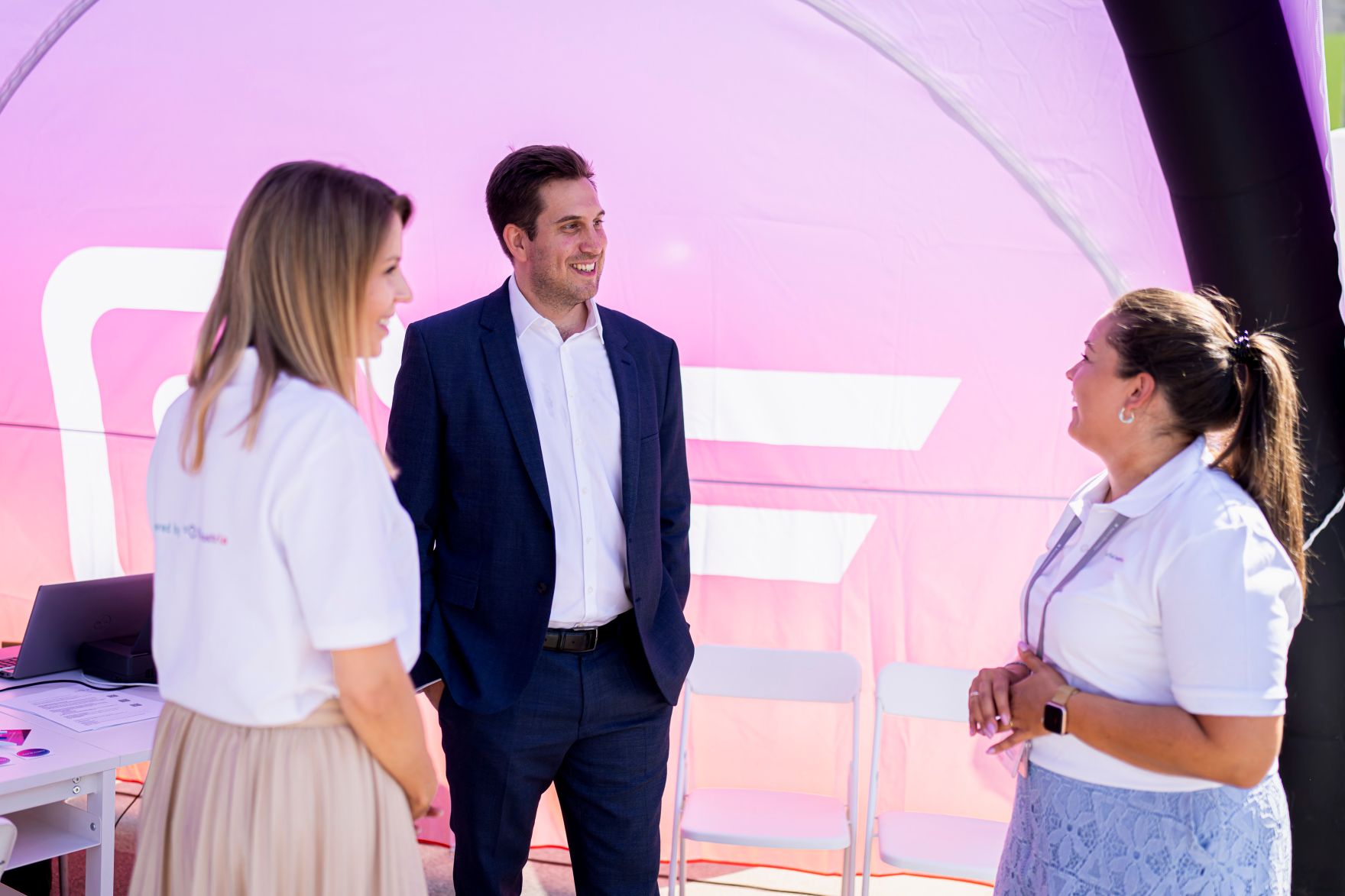 Am 29. Juni 2026 nahm Staatssekret&auml;r Alexander Pr&ouml;ll (m.) am Start der ID Austria Servicetour 2026 teil.