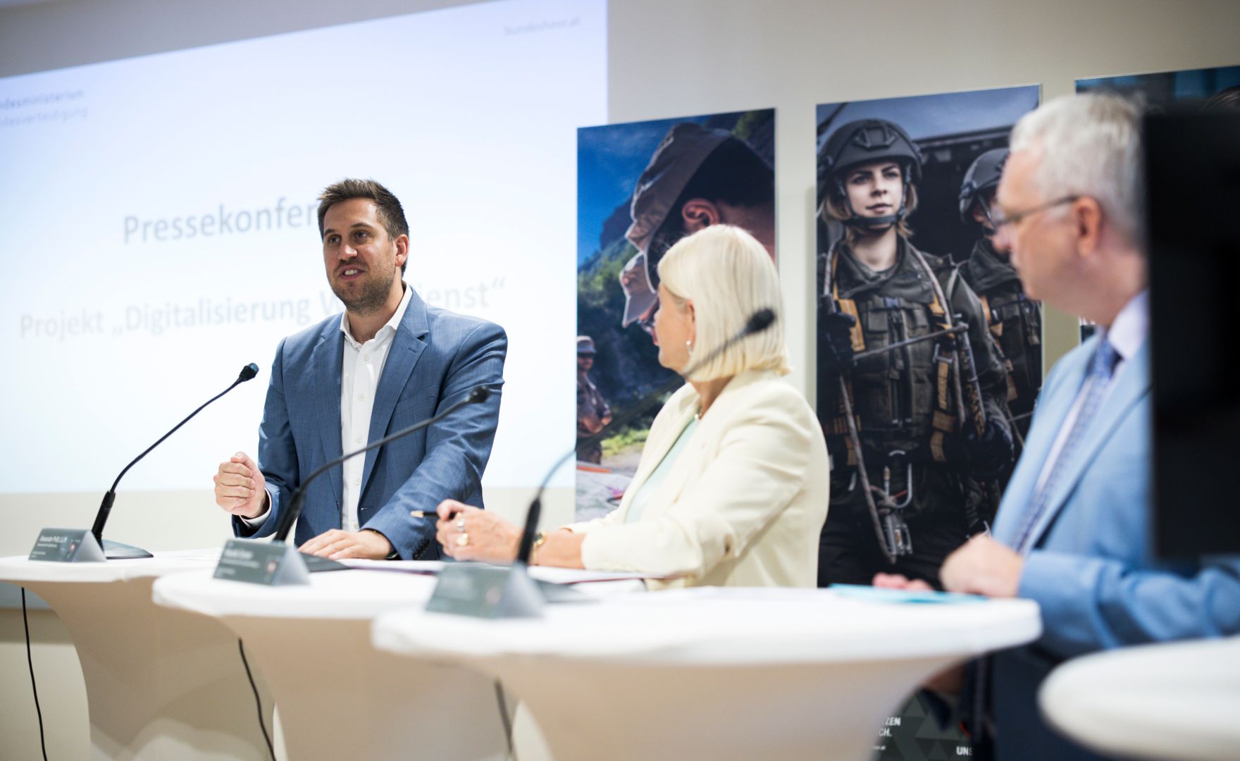 Am 2. Juli 2026 gab Staatssekret&auml;r Alexander Pr&ouml;ll (l.) gemeinsam mit Bundesministerin Klaudia Tanner eine Pressekonferenz zum Thema &bdquo;Digitalisierung Wehrdienst&ldquo;.