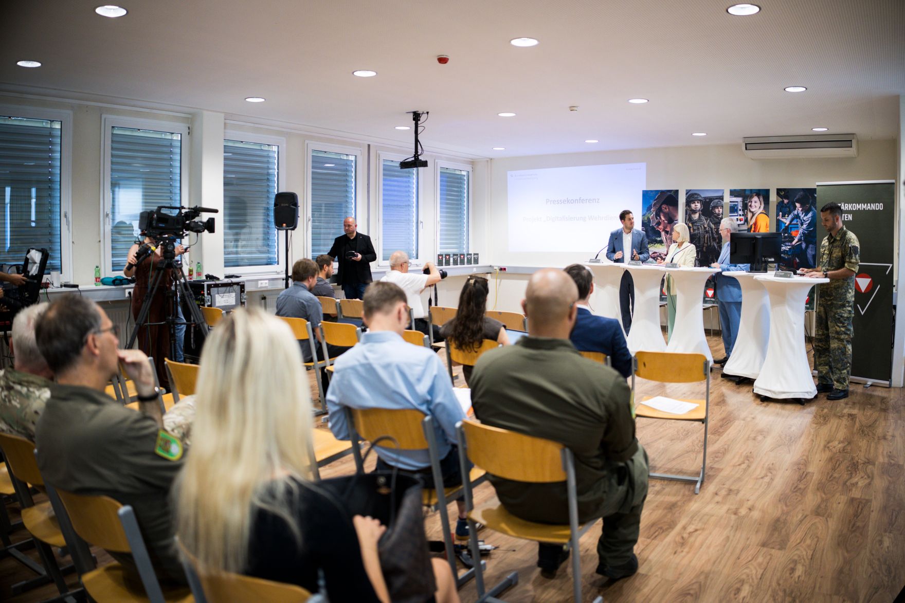Am 2. Juli 2026 gab Staatssekret&auml;r Alexander Pr&ouml;ll gemeinsam mit Bundesministerin Klaudia Tanner eine Pressekonferenz zum Thema &bdquo;Digitalisierung Wehrdienst&ldquo;.