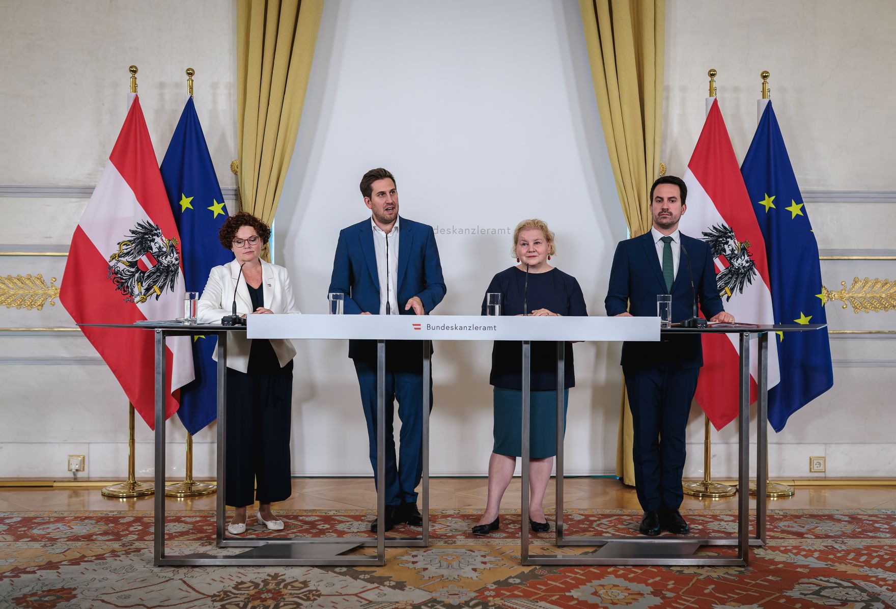 Am 1. Juli 2026 nahmen Staatssekret&auml;r Alexander Pr&ouml;ll (2.v.l.), Bundesministerin Korinna Schumann (2.v.r.), Bundesminister Christoph Wiederkehr (r.) und Staatssekret&auml;rin Elisabeth Zehetner (l.) am Pressefoyer nach dem Ministerrat teil.