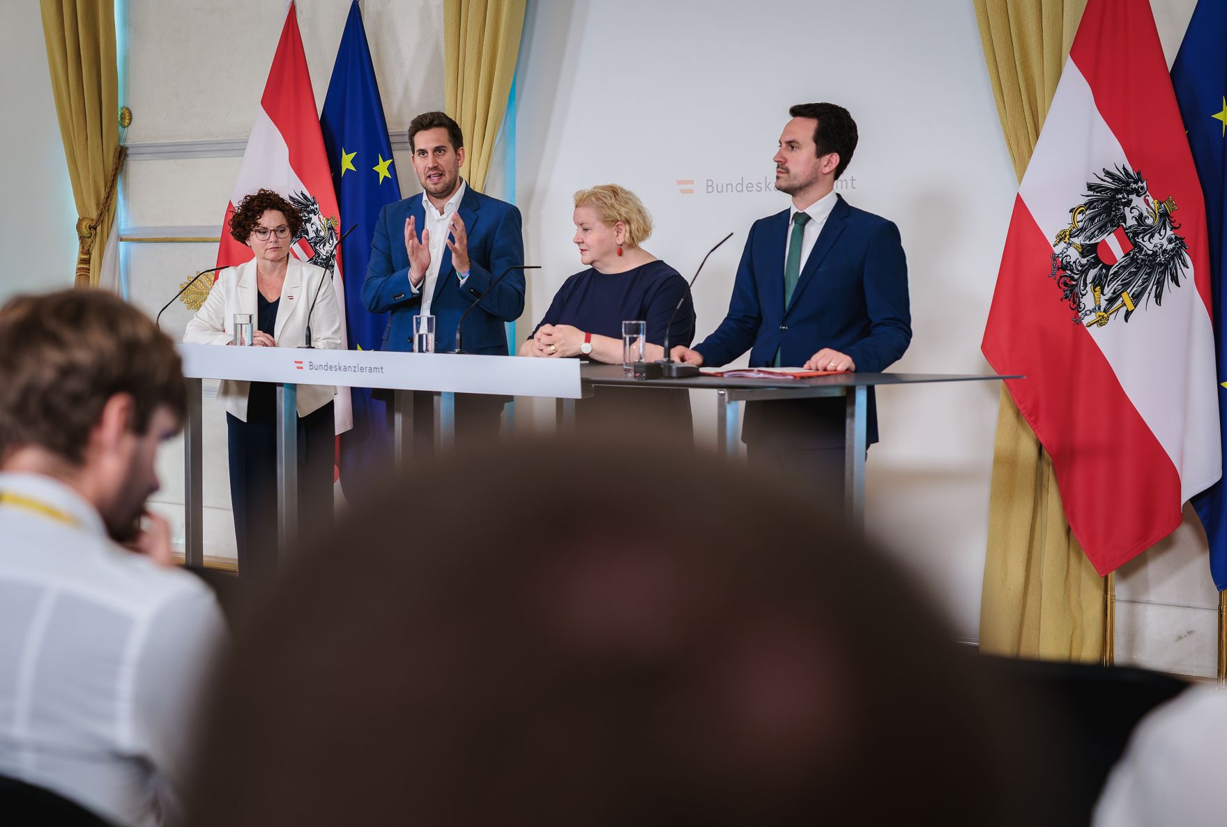 Am 1. Juli 2026 nahmen Staatssekret&auml;r Alexander Pr&ouml;ll (2.v.l.), Bundesministerin Korinna Schumann (2.v.r.), Bundesminister Christoph Wiederkehr (r.) und Staatssekret&auml;rin Elisabeth Zehetner (l.) am Pressefoyer nach dem Ministerrat teil.