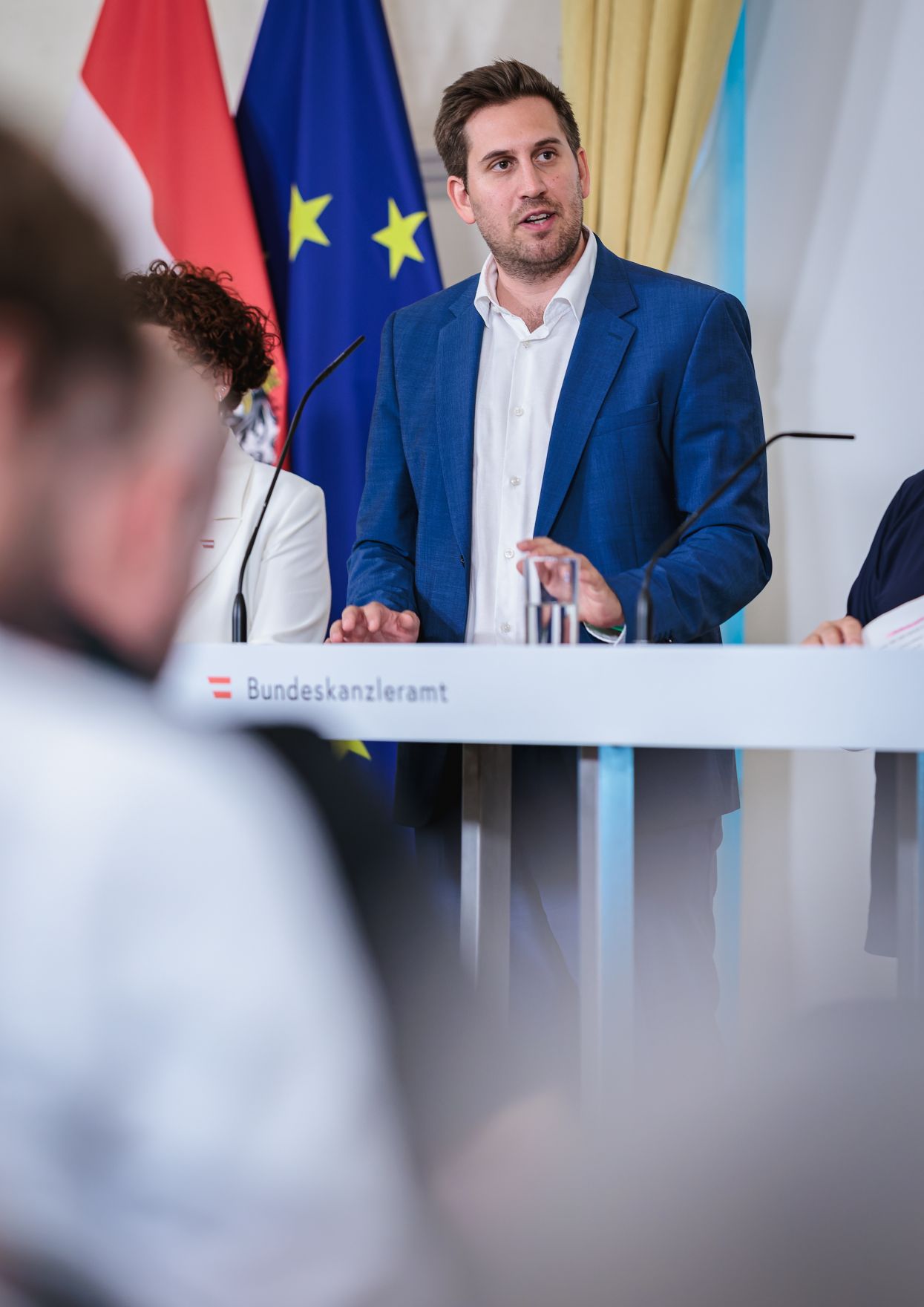 Am 1. Juli 2026 nahmen Staatssekret&auml;r Alexander Pr&ouml;ll (im Bild), Bundesministerin Korinna Schumann, Bundesminister Christoph Wiederkehr und Staatssekret&auml;rin Elisabeth Zehetner am Pressefoyer nach dem Ministerrat teil.
