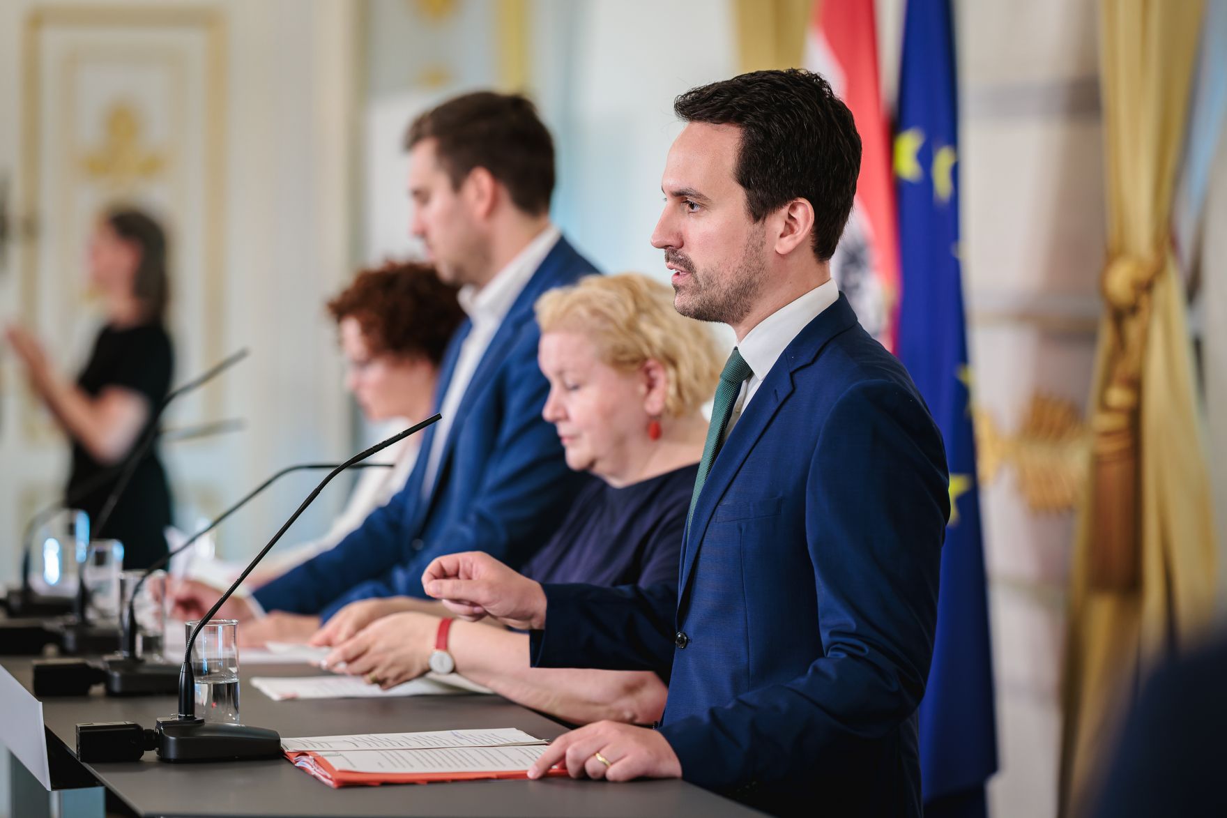 Am 1. Juli 2026 nahmen Staatssekret&auml;r Alexander Pr&ouml;ll (2.v.l.), Bundesministerin Korinna Schumann (2.v.r.), Bundesminister Christoph Wiederkehr (r.) und Staatssekret&auml;rin Elisabeth Zehetner (l.) am Pressefoyer nach dem Ministerrat teil.