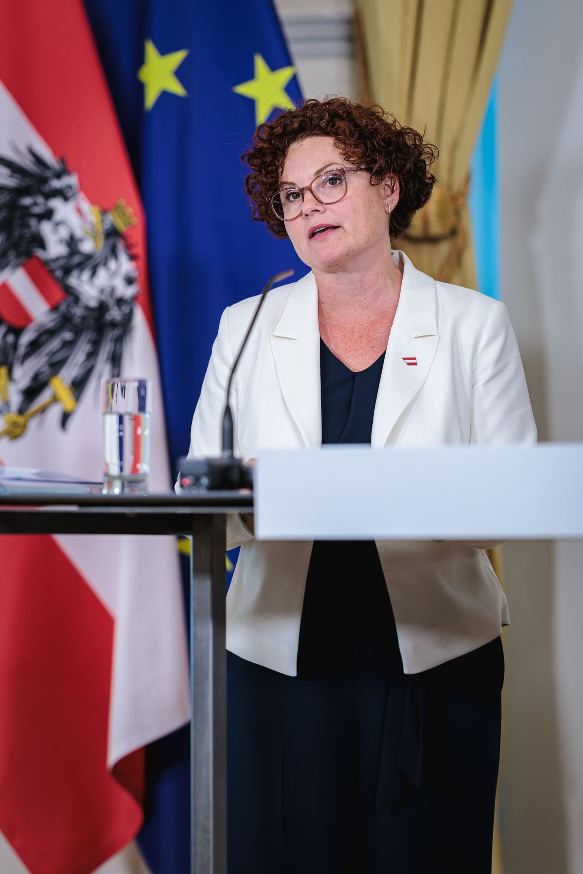 Am 1. Juli 2026 nahmen Staatssekret&auml;r Alexander Pr&ouml;ll, Bundesministerin Korinna Schumann, Bundesminister Christoph Wiederkehr und Staatssekret&auml;rin Elisabeth Zehetner (im Bild) am Pressefoyer nach dem Ministerrat teil.