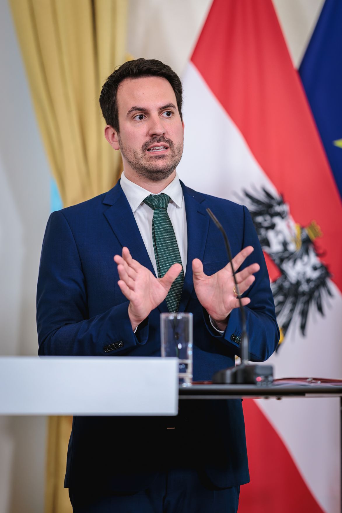 Am 1. Juli 2026 nahmen Staatssekret&auml;r Alexander Pr&ouml;ll, Bundesministerin Korinna Schumann, Bundesminister Christoph Wiederkehr (im Bild) und Staatssekret&auml;rin Elisabeth Zehetner am Pressefoyer nach dem Ministerrat teil.