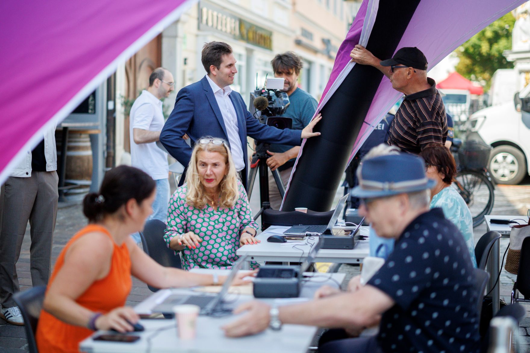 Am 3. Juli 2026 nahm Staatssekret&auml;r Alexander Pr&ouml;ll (m.l.) an der ID Austria Servicetour 2026 in Eisenstadt teil.