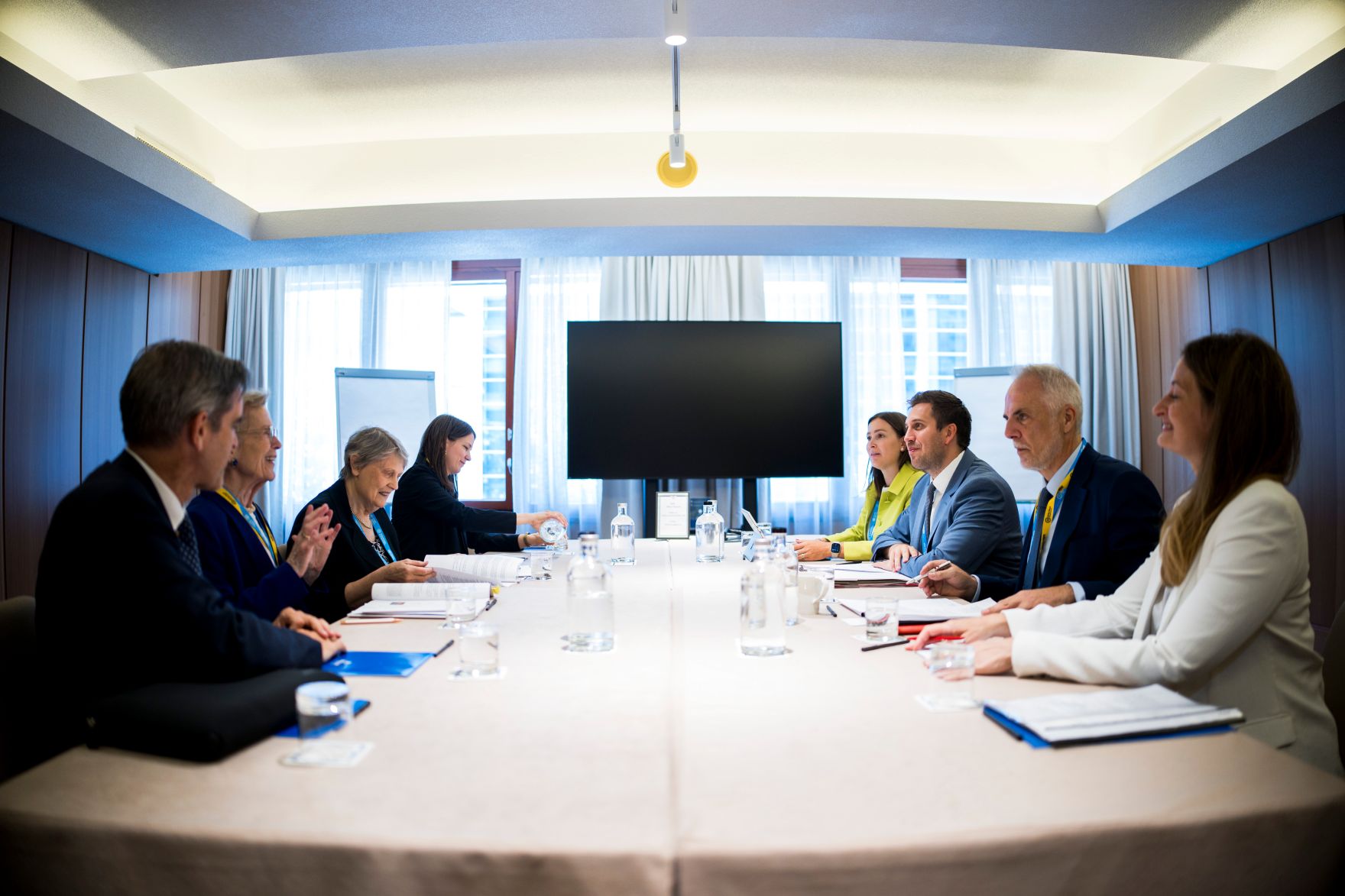 Am 6. Juli 2026 reiste Staatssekret&auml;r Alexander Pr&ouml;ll (3.v.r.) zu einem Arbeitsbesuch nach Genf. Im Bild bei einem Arbeitsgespr&auml;ch mit Mary Robinson (2.v.l.) und Helen Clark (3.v.l.).