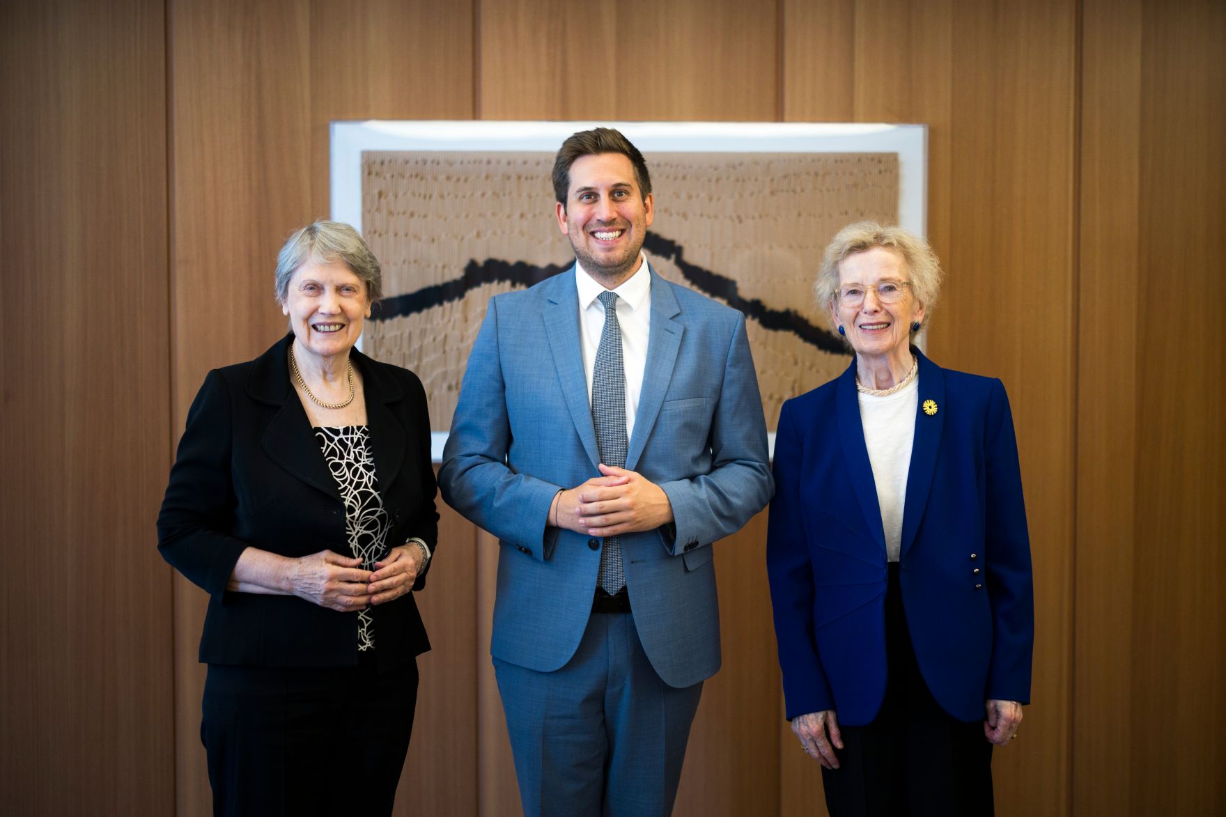 Am 6. Juli 2026 reiste Staatssekret&auml;r Alexander Pr&ouml;ll (m.) zu einem Arbeitsbesuch nach Genf. Im Bild mit Mary Robinson (r.) und Helen Clark (l.) von der Organisation &sbquo;the Elders&lsquo;.