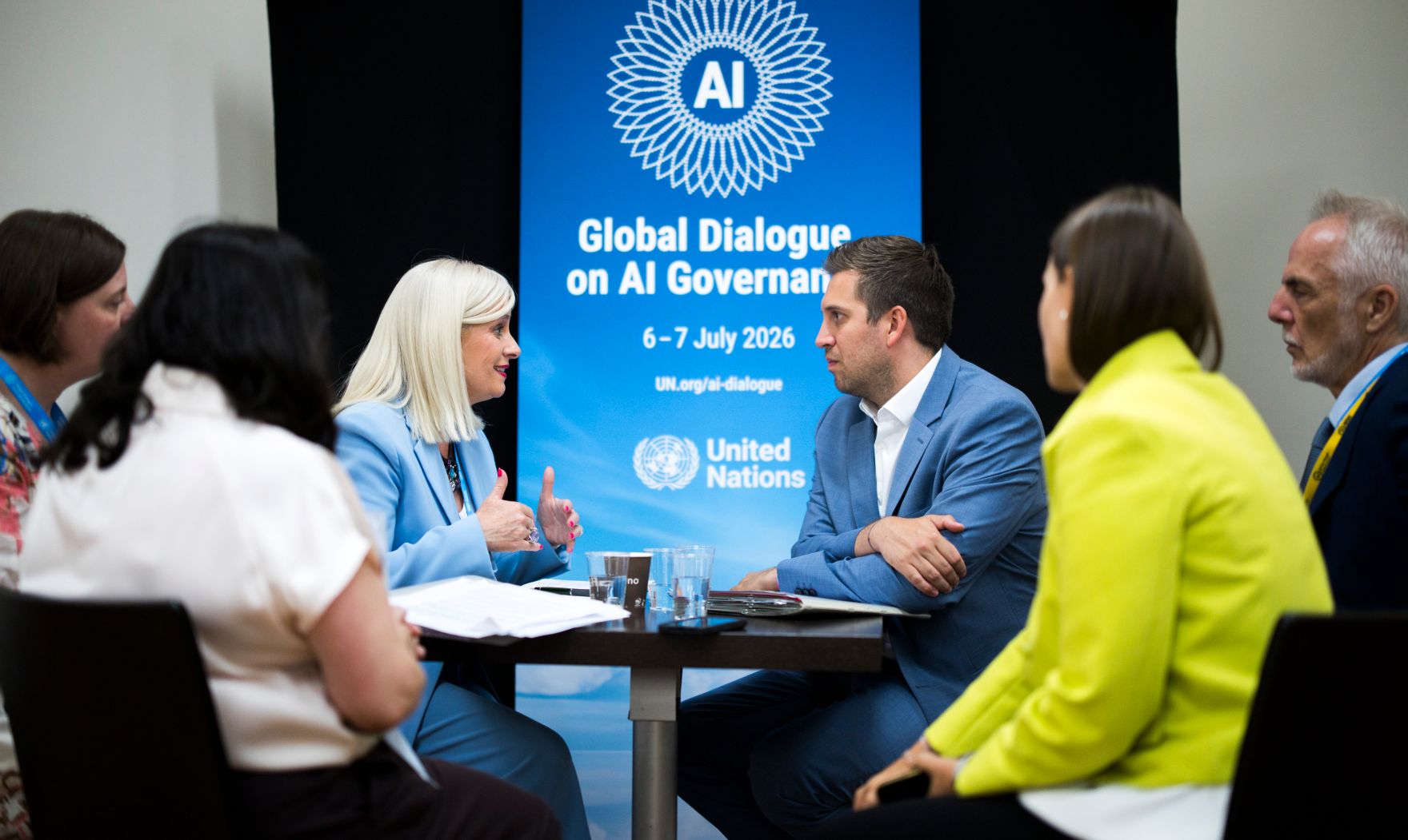 Am 6. Juli 2026 reiste Staatssekret&auml;r Alexander Pr&ouml;ll (r.) zu einem Arbeitsbesuch nach Genf. Im Bild bei einem biliteralen Gespr&auml;ch mit der irischen Staatsministerin f&uuml;r K&uuml;nstliche Intelligenz und digitale Transformation Niamh Smyth (l.).