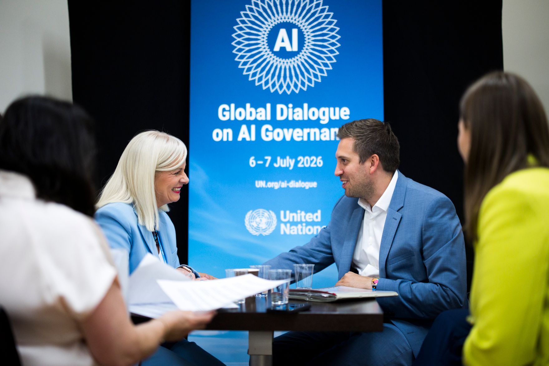 Am 6. Juli 2026 reiste Staatssekret&auml;r Alexander Pr&ouml;ll (r.) zu einem Arbeitsbesuch nach Genf. Im Bild bei einem biliteralen Gespr&auml;ch mit der irischen Staatsministerin f&uuml;r K&uuml;nstliche Intelligenz und digitale Transformation Niamh Smyth (l.).