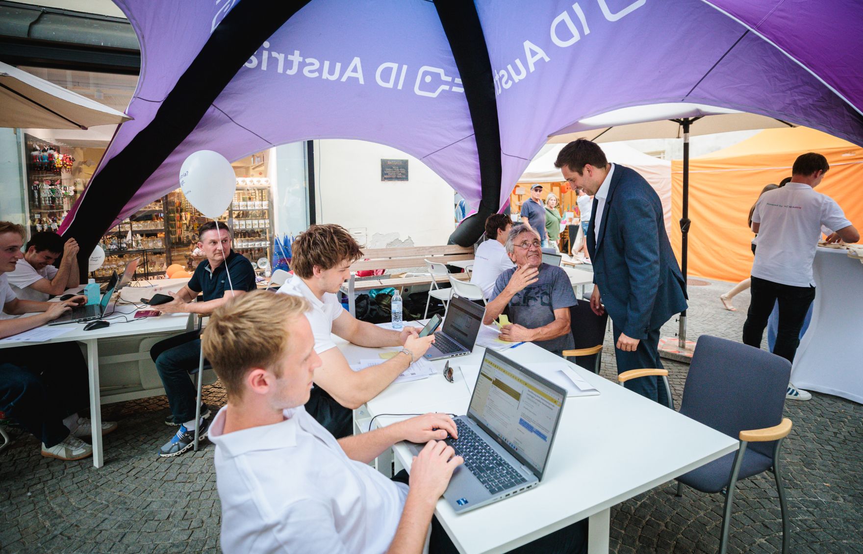 Am 14. Juli 2026 nahm Staatssekret&auml;r Alexander Pr&ouml;ll (r.) an der ID Austria Servicetour 2026 in Krems teil.
