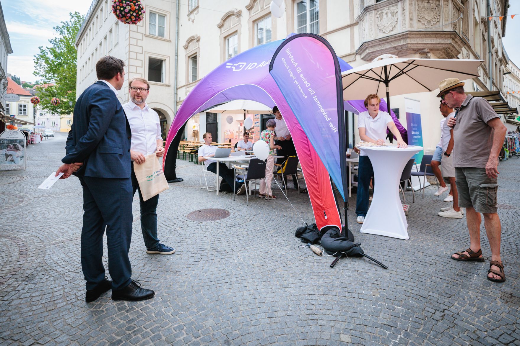 Am 14. Juli 2026 nahm Staatssekret&auml;r Alexander Pr&ouml;ll (l.) an der ID Austria Servicetour 2026 in Krems teil.