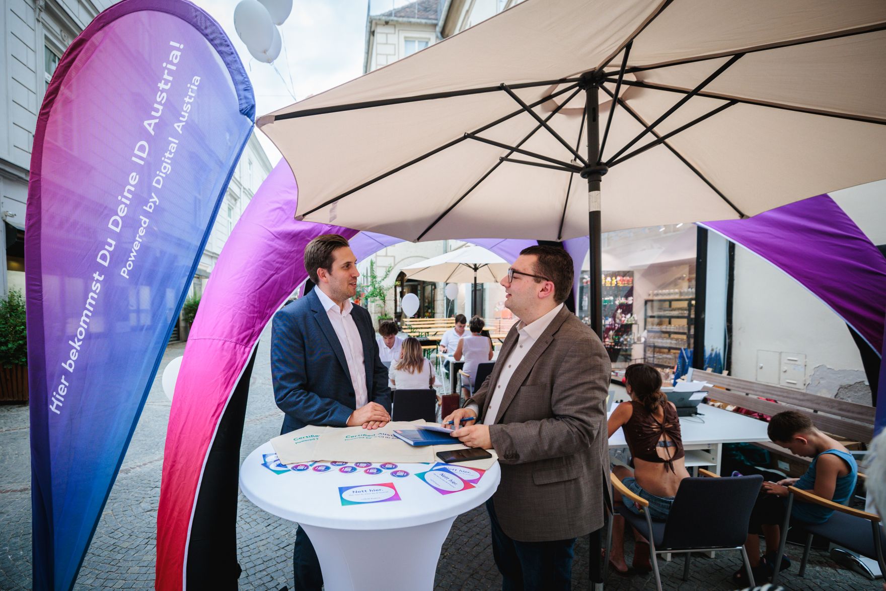 Am 14. Juli 2026 nahm Staatssekret&auml;r Alexander Pr&ouml;ll (l.) an der ID Austria Servicetour 2026 in Krems teil.
