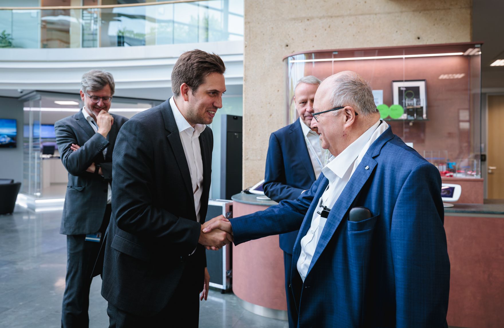 Am 15. Juli 2026 besuchte Staatssekret&auml;r Alexander Pr&ouml;ll (m.l.) die Frequentis AG in Wien.
