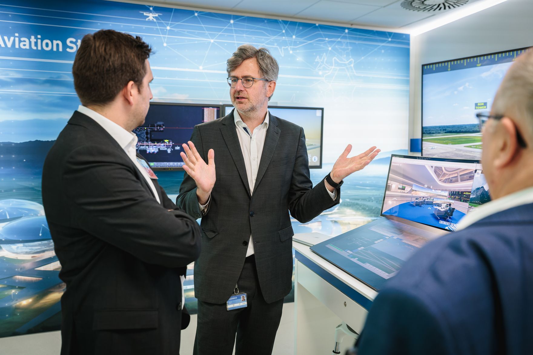 Am 15. Juli 2026 besuchte Staatssekret&auml;r Alexander Pr&ouml;ll (l.) die Frequentis AG in Wien.