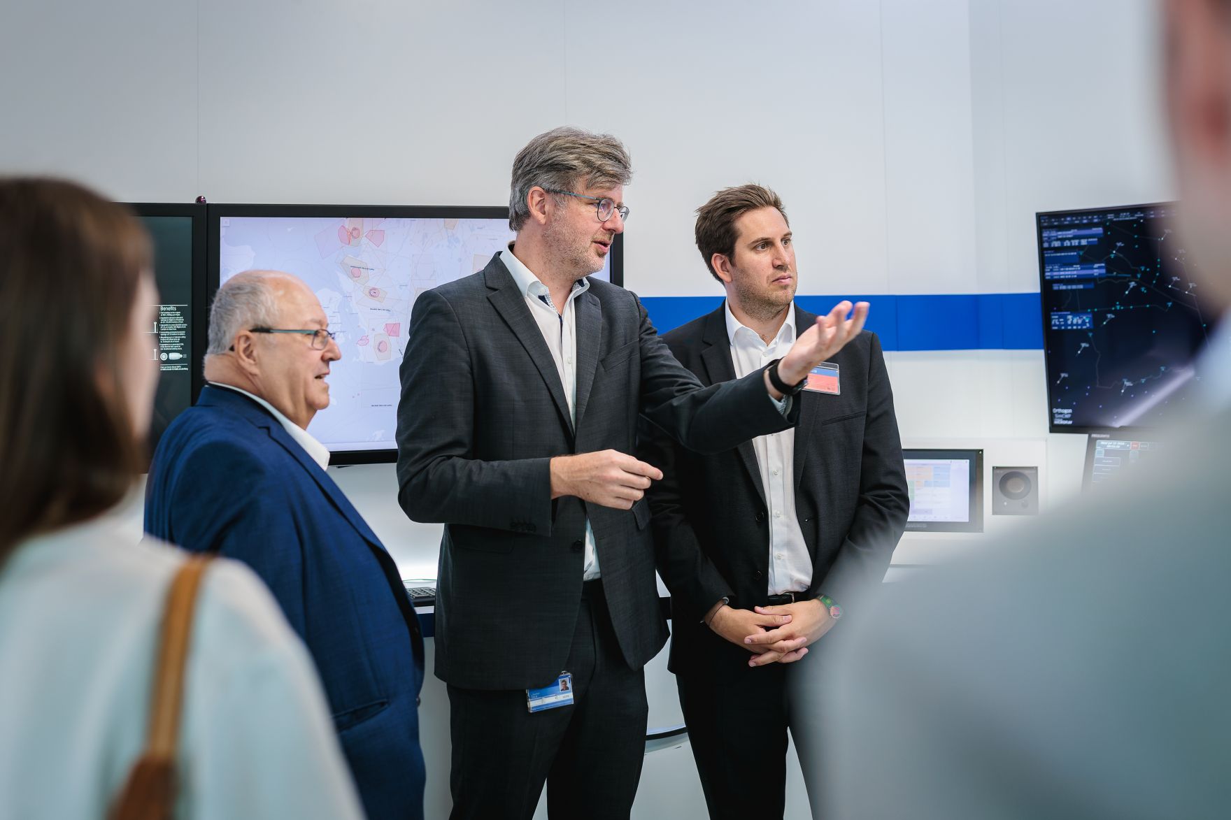 Am 15. Juli 2026 besuchte Staatssekret&auml;r Alexander Pr&ouml;ll (r.) die Frequentis AG in Wien.
