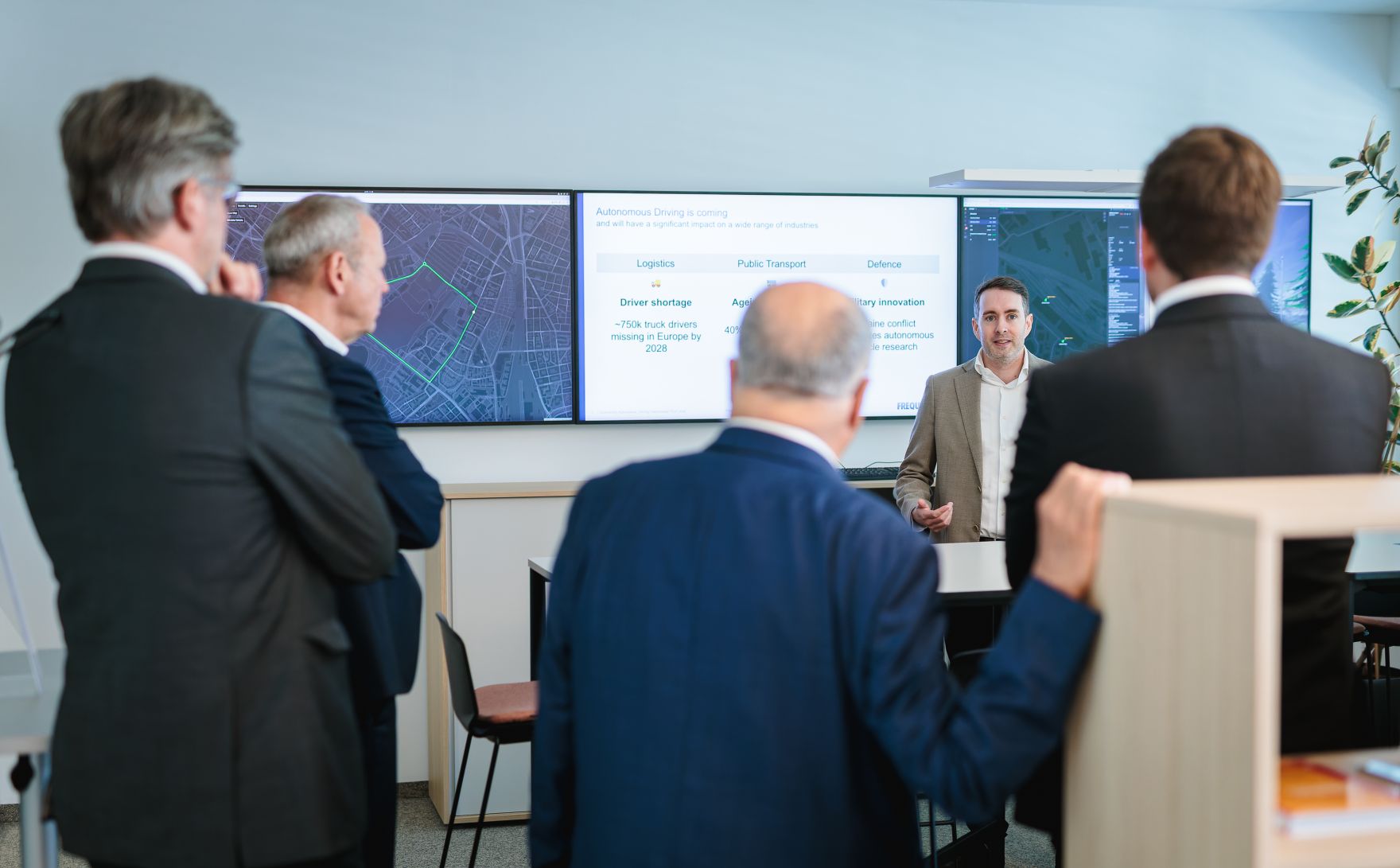 Am 15. Juli 2026 besuchte Staatssekret&auml;r Alexander Pr&ouml;ll (r.) die Frequentis AG in Wien.