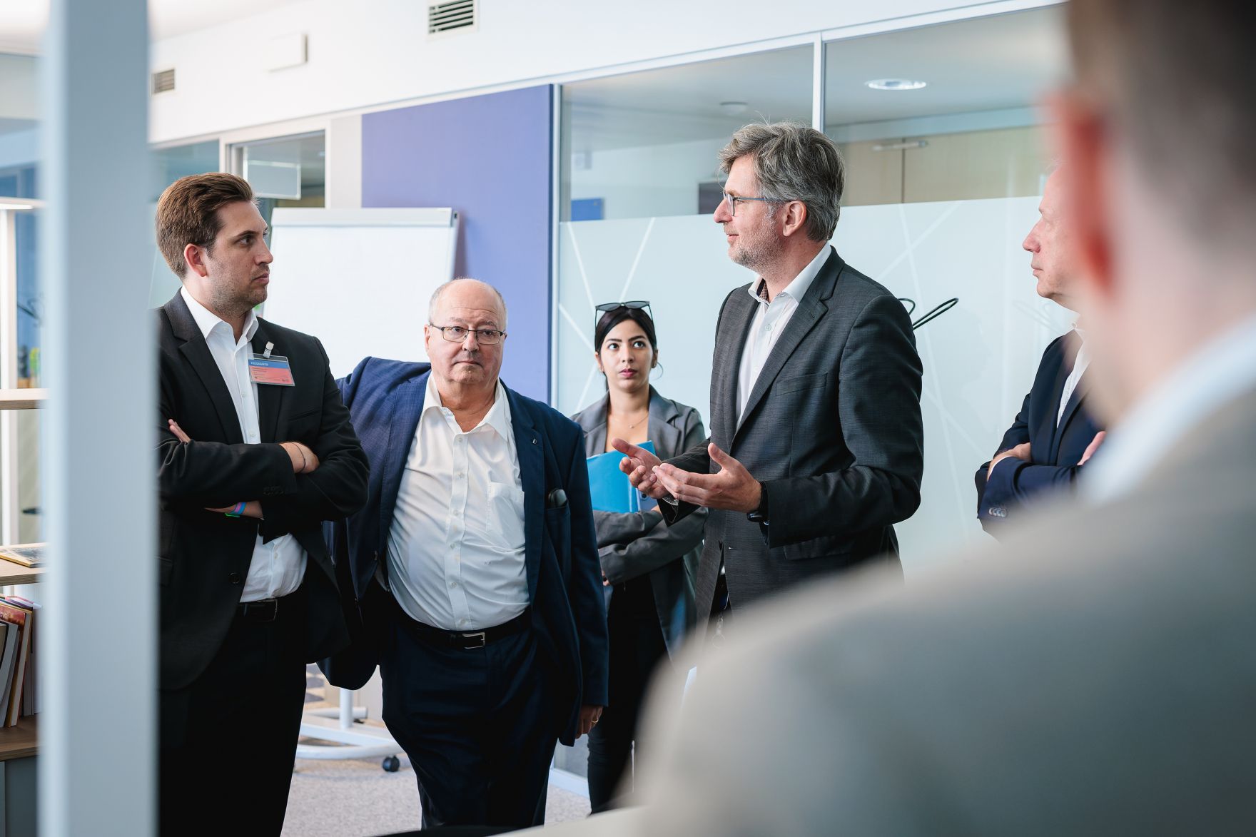Am 15. Juli 2026 besuchte Staatssekret&auml;r Alexander Pr&ouml;ll (l.) die Frequentis AG in Wien.