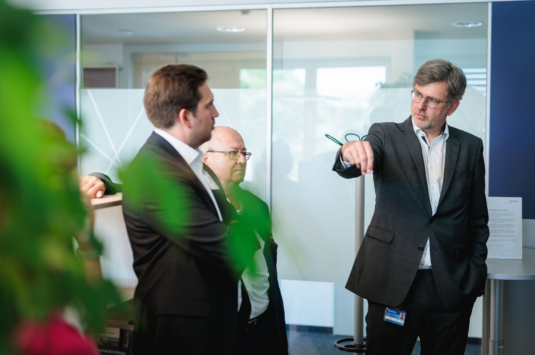Am 15. Juli 2026 besuchte Staatssekret&auml;r Alexander Pr&ouml;ll (l.) die Frequentis AG in Wien.