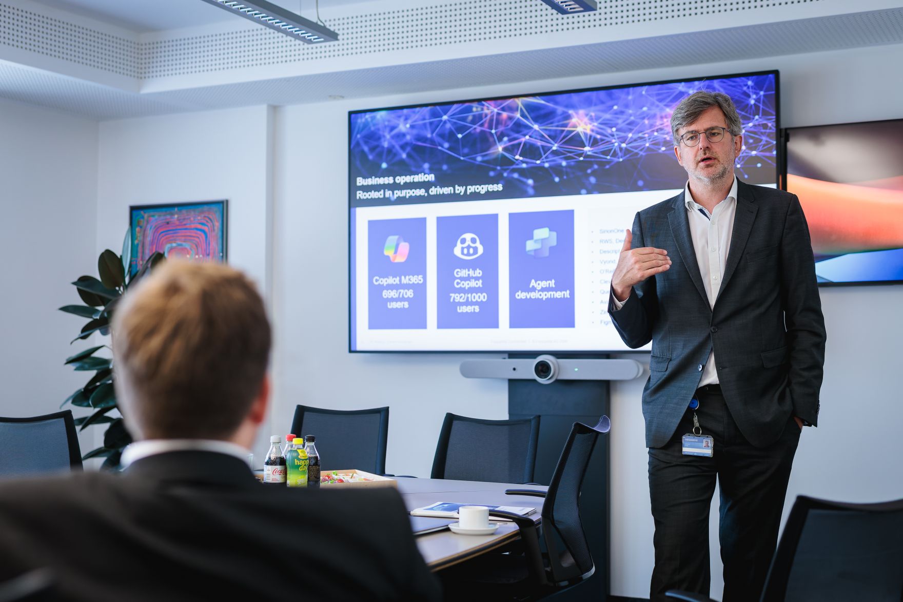 Am 15. Juli 2026 besuchte Staatssekret&auml;r Alexander Pr&ouml;ll (l.) die Frequentis AG in Wien.