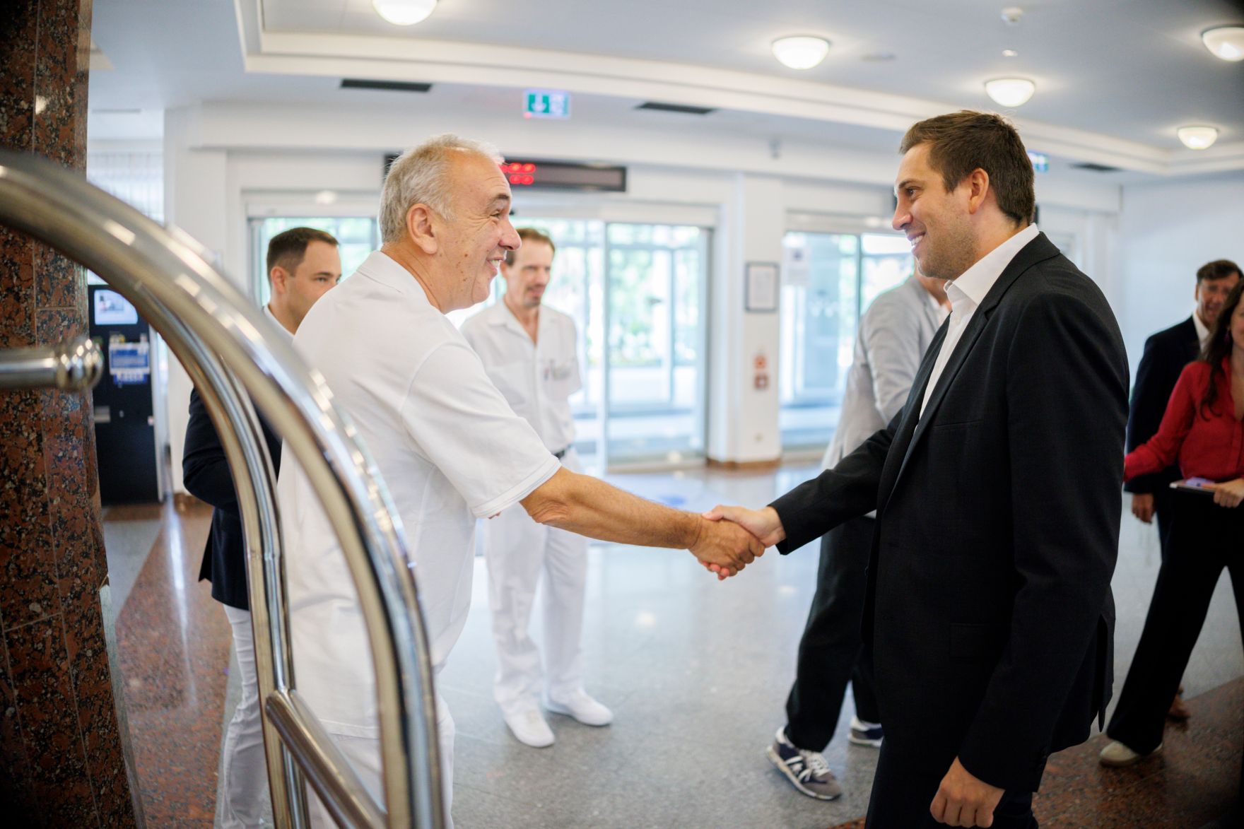 Am 15. Juli 2026 nahm Staatssekret&auml;r Alexander Pr&ouml;ll (r.) an der ID Austria Servicetour 2026 in der Rehaklinik Laab im Walde teil.