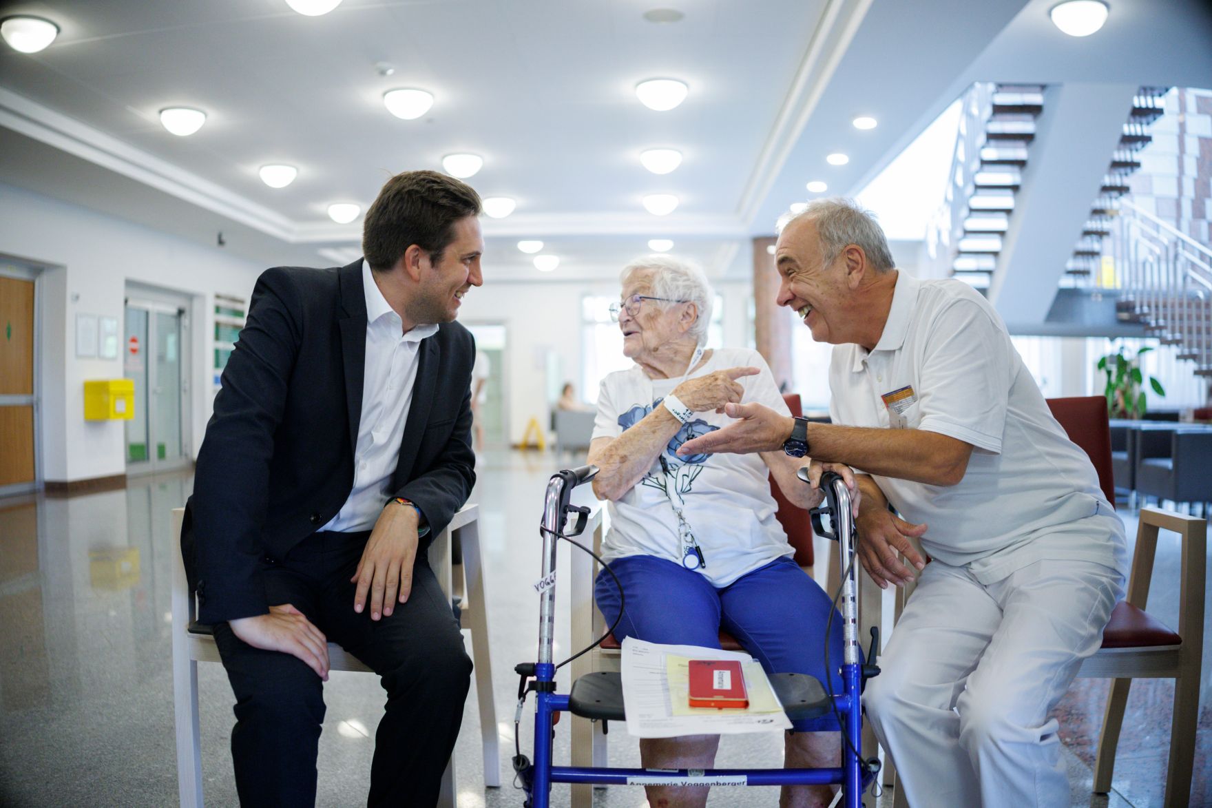 Am 15. Juli 2026 nahm Staatssekret&auml;r Alexander Pr&ouml;ll (l.) an der ID Austria Servicetour 2026 in der Rehaklinik Laab im Walde teil.