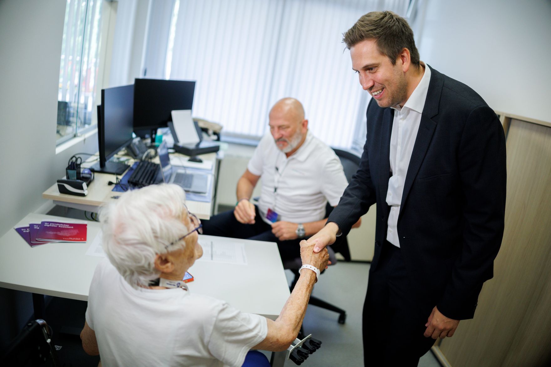 Am 15. Juli 2026 nahm Staatssekret&auml;r Alexander Pr&ouml;ll (r.) an der ID Austria Servicetour 2026 in der Rehaklinik Laab im Walde teil.