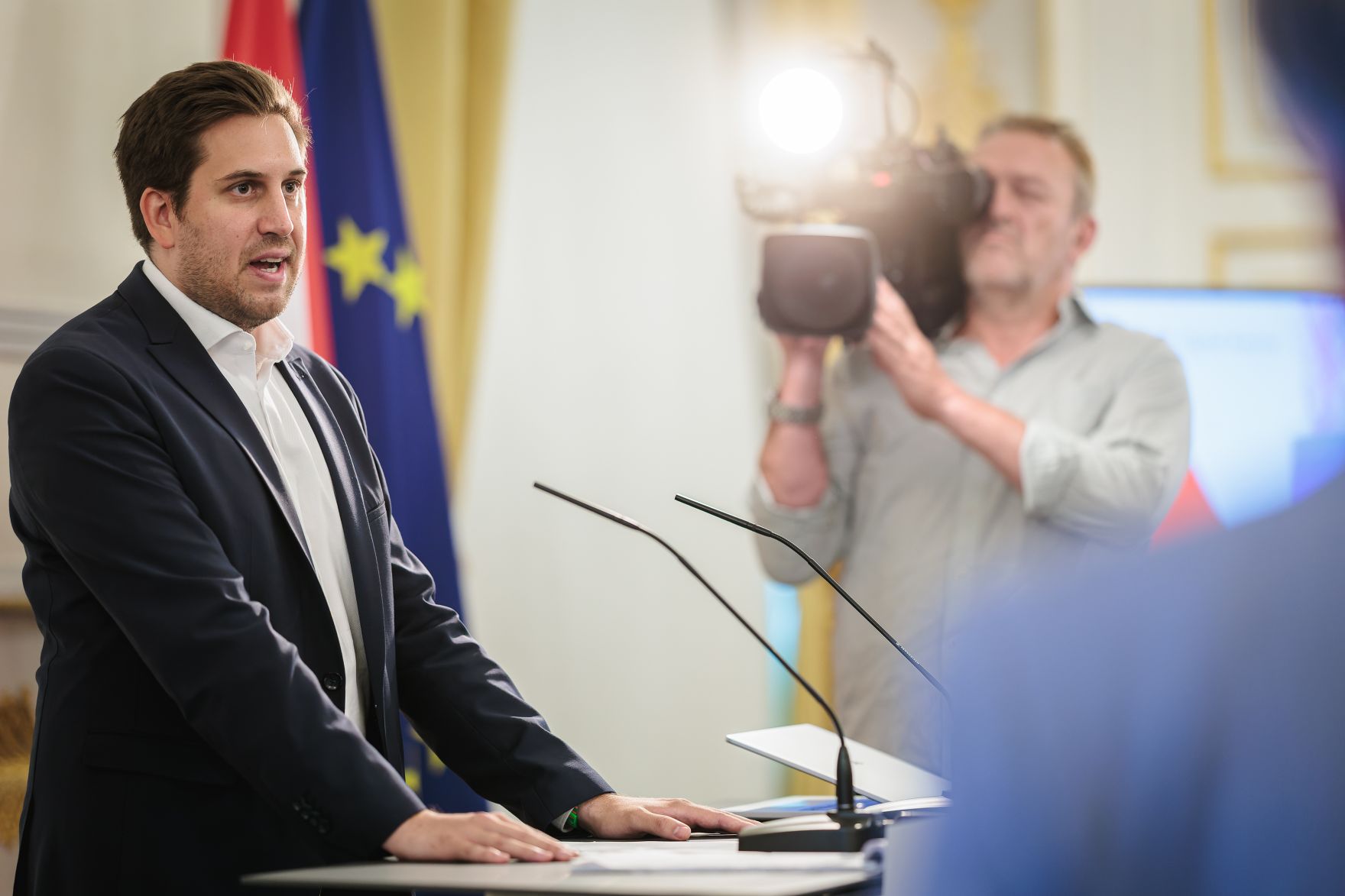 Am 20. Juli 2026 lud Staatssekret&auml;r Alexander Pr&ouml;ll (l.) im Rahmen von der Public AI Initiative Bundesbedienstete, zur Pr&auml;sentation von GovGPT ins Bundeskanzleramt ein.