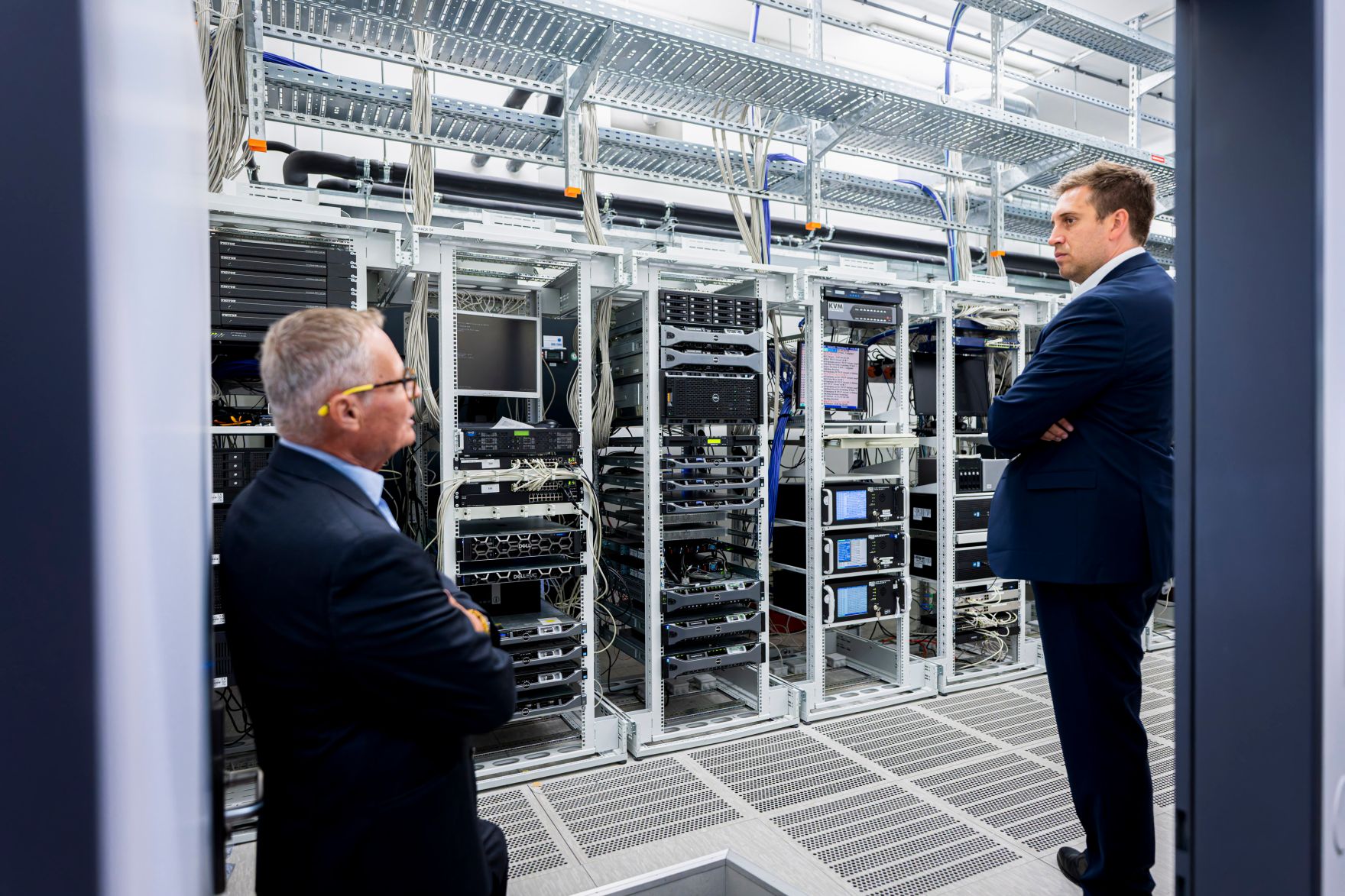 Am 28. Juli 2026 besuchte Staatssekret&auml;r Alexander Pr&ouml;ll (r.) das Notruf Service Center des &Ouml;sterreichische Wachdiensts.