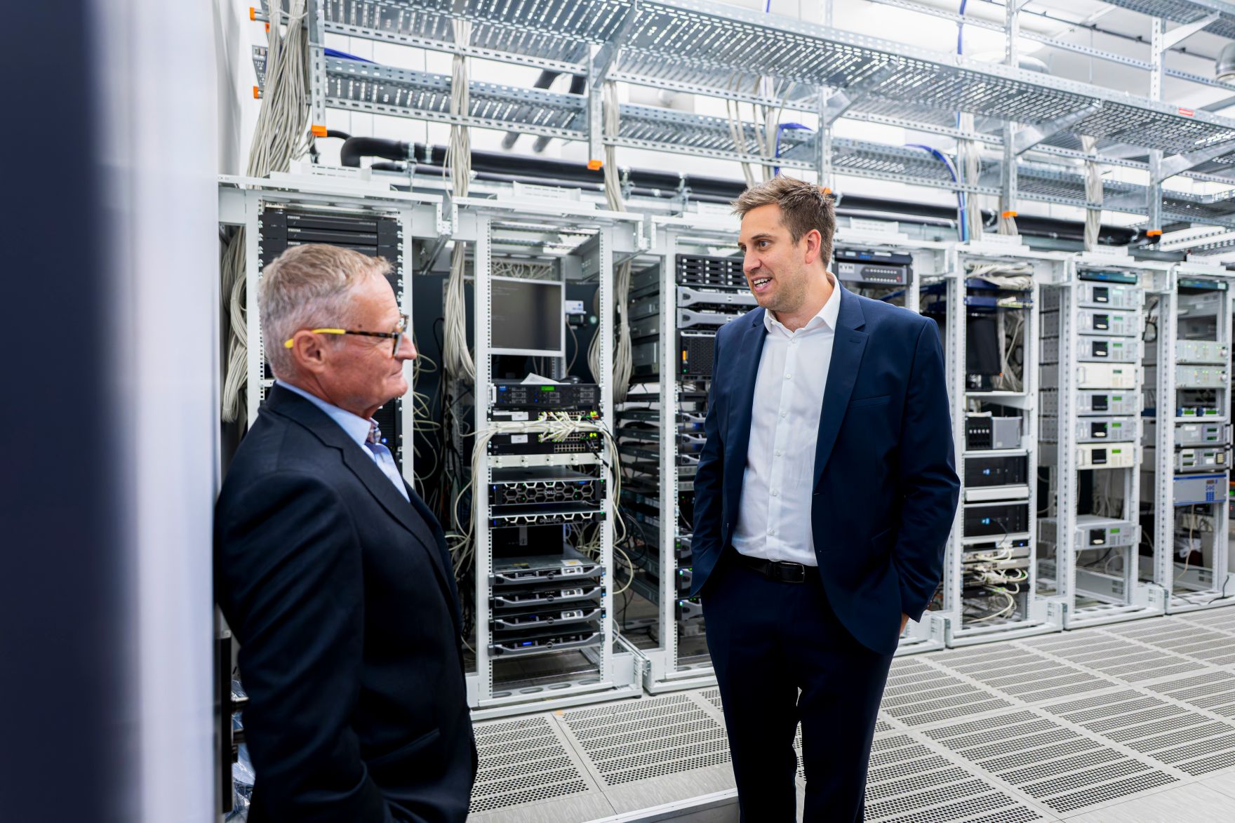 Am 28. Juli 2026 besuchte Staatssekret&auml;r Alexander Pr&ouml;ll (r.) das Notruf Service Center des &Ouml;sterreichische Wachdiensts.
