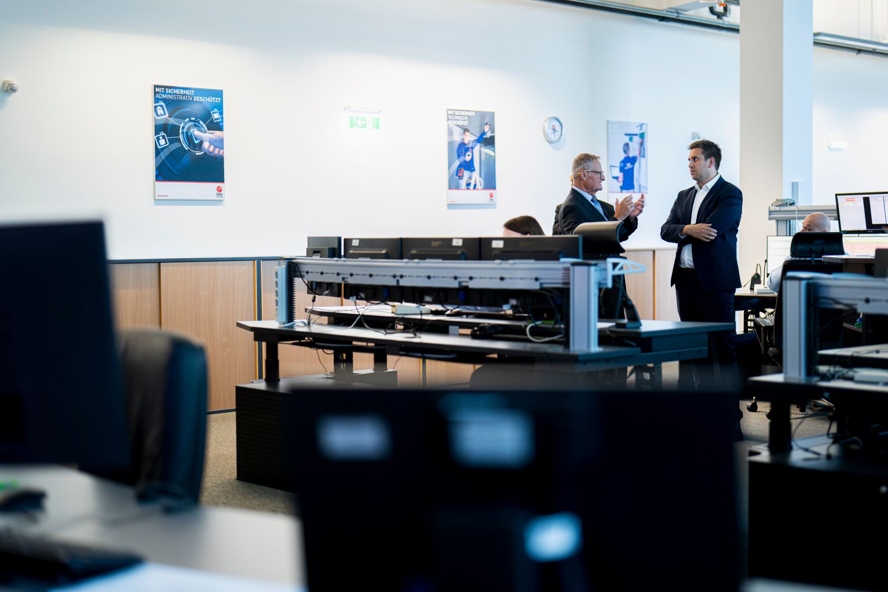 Am 28. Juli 2026 besuchte Staatssekret&auml;r Alexander Pr&ouml;ll (r.) das Notruf Service Center des &Ouml;sterreichische Wachdiensts.