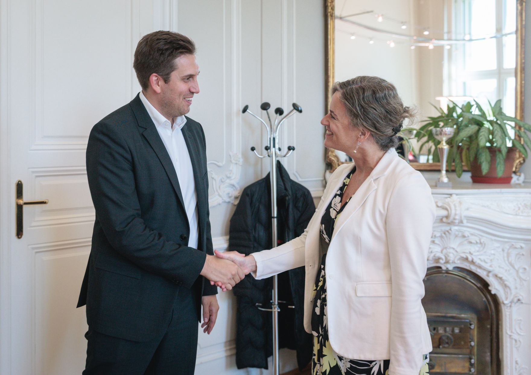 Am 29. Juli 2026 empfing Staatssekret&auml;r Alexander Pr&ouml;ll (l.) die kanadische Botschafterin Alison Grant (r.), zu einem Arbeitsgespr&auml;ch im Bundeskanzleramt.