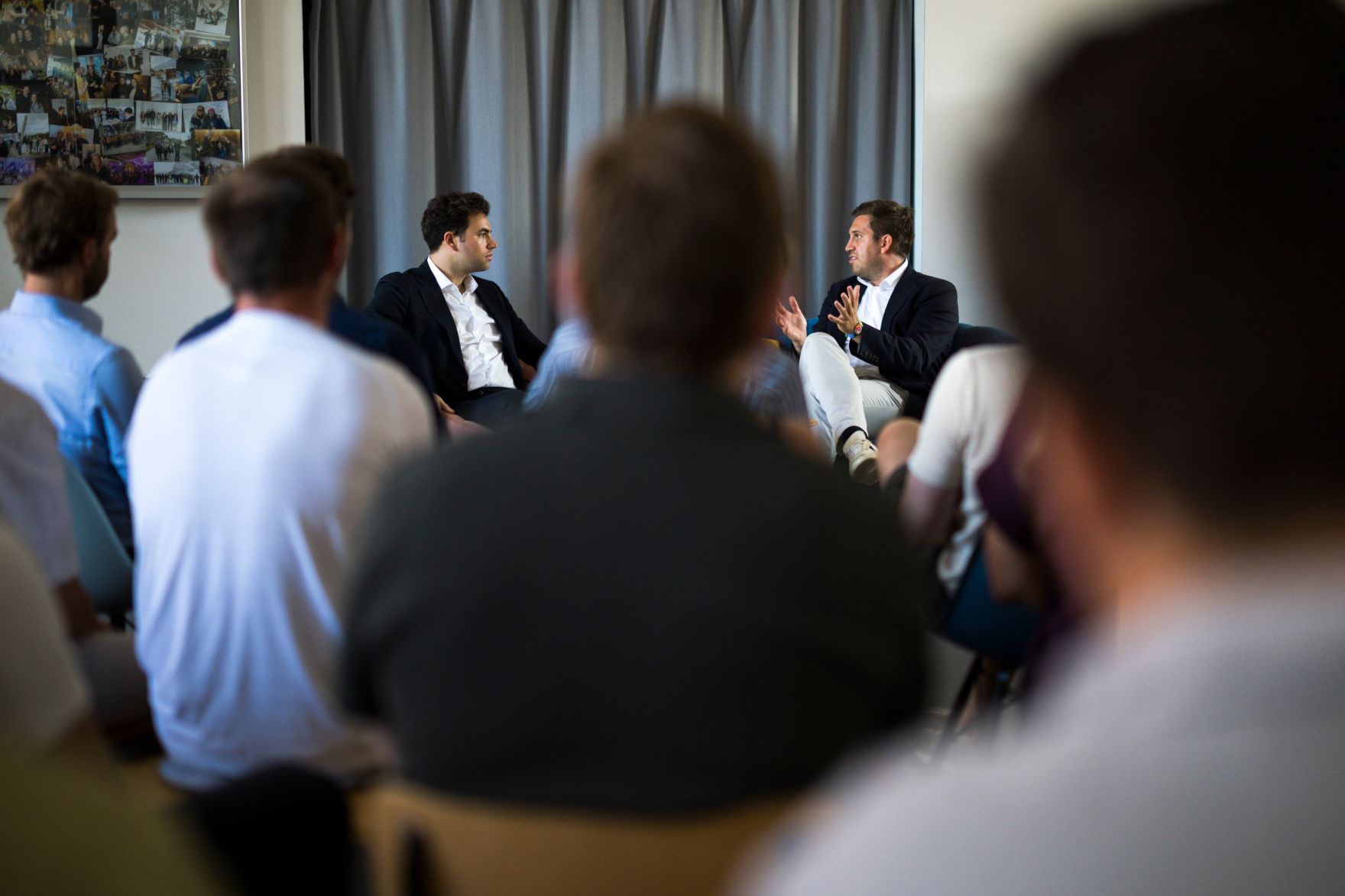 Am 30. Juli 2026 nahm Staatssekret&auml;r Alexander Pr&ouml;ll (r.) an einem Kamingespr&auml;ch zum Thema: &bdquo;Zwischen Weltpolitik und digitaler Zukunft&ldquo; mit der Jungen Wirtschaft Vorarlberg teil. Im Bild mit dem Vorsitzenden Alexander Deuring (l.).