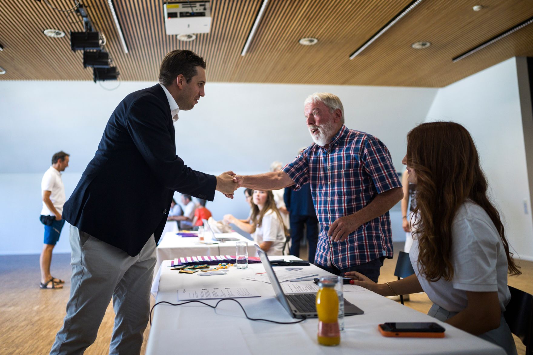 Am 30. Juli 2026 nahm Staatssekret&auml;r Alexander Pr&ouml;ll (l.) an der ID Austria Servicetour 2026 in N&uuml;ziders teil.