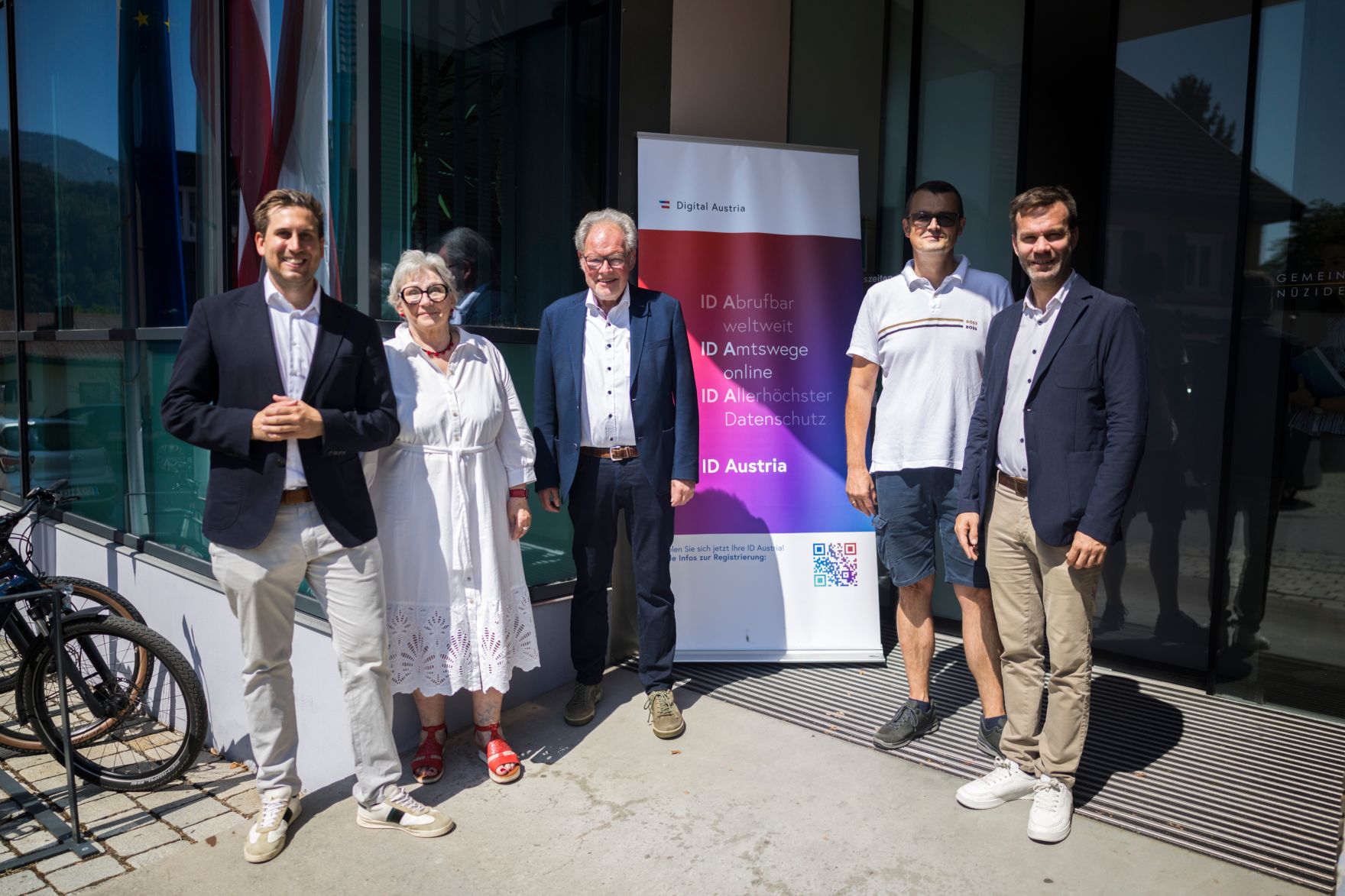 Am 30. Juli 2026 nahm Staatssekret&auml;r Alexander Pr&ouml;ll (l.) an der ID Austria Servicetour 2026 in N&uuml;ziders teil.