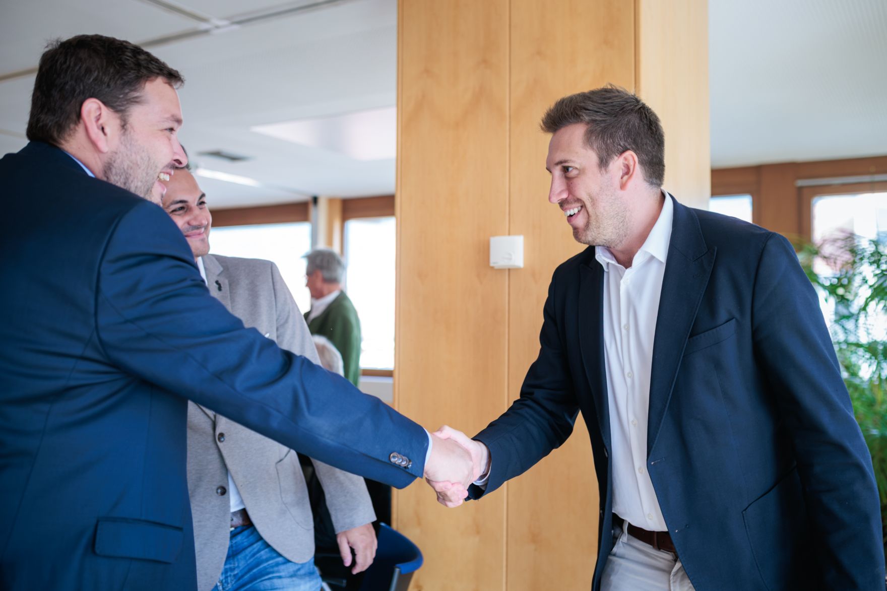 Am 27. August 2026 besuchte Staatssekret&auml;r Alexander Pr&ouml;ll (r.) im Rahmen seines Bundesl&auml;ndertages in Tirol, die Junge Industrie Tirol in Innsbruck.