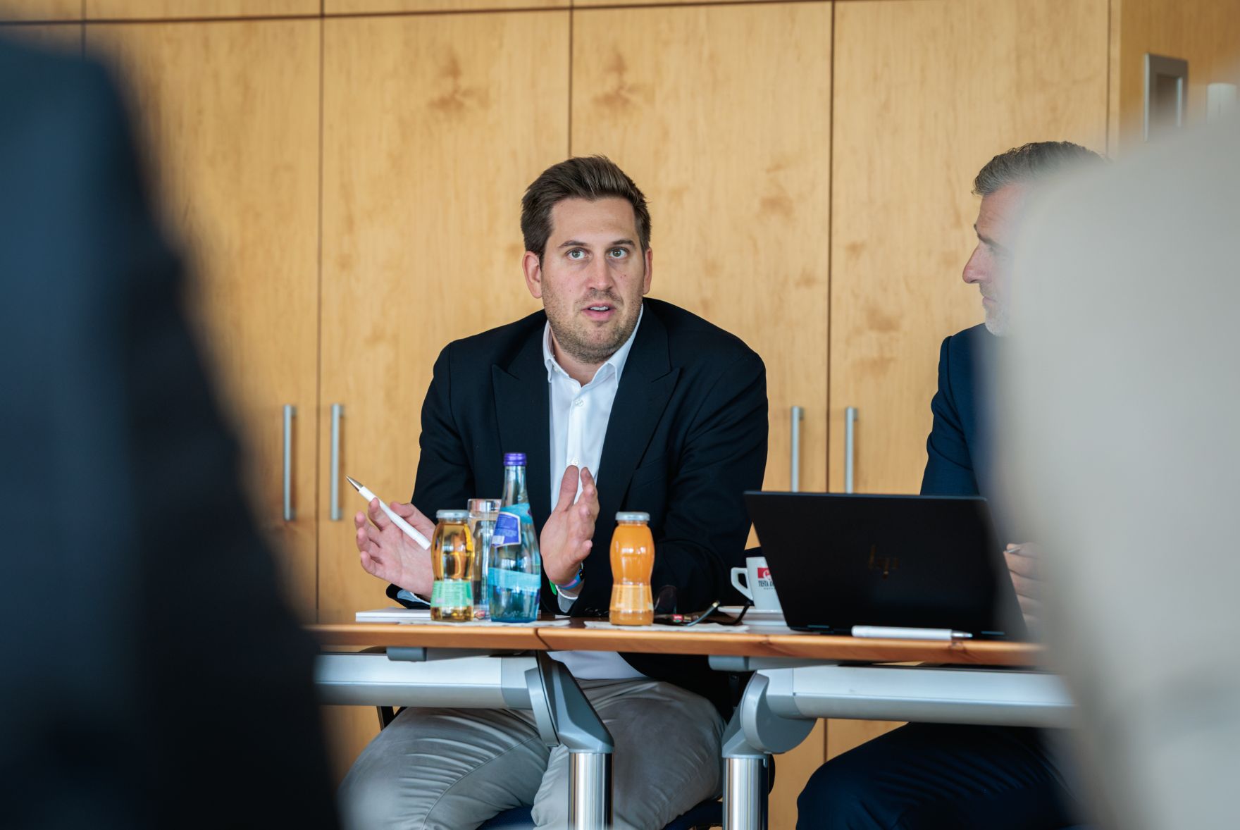 Am 27. August 2026 besuchte Staatssekret&auml;r Alexander Pr&ouml;ll (im Bild) im Rahmen seines Bundesl&auml;ndertages in Tirol, die Junge Industrie Tirol in Innsbruck. Im Bild bei einem Arbeitsgespr&auml;ch.