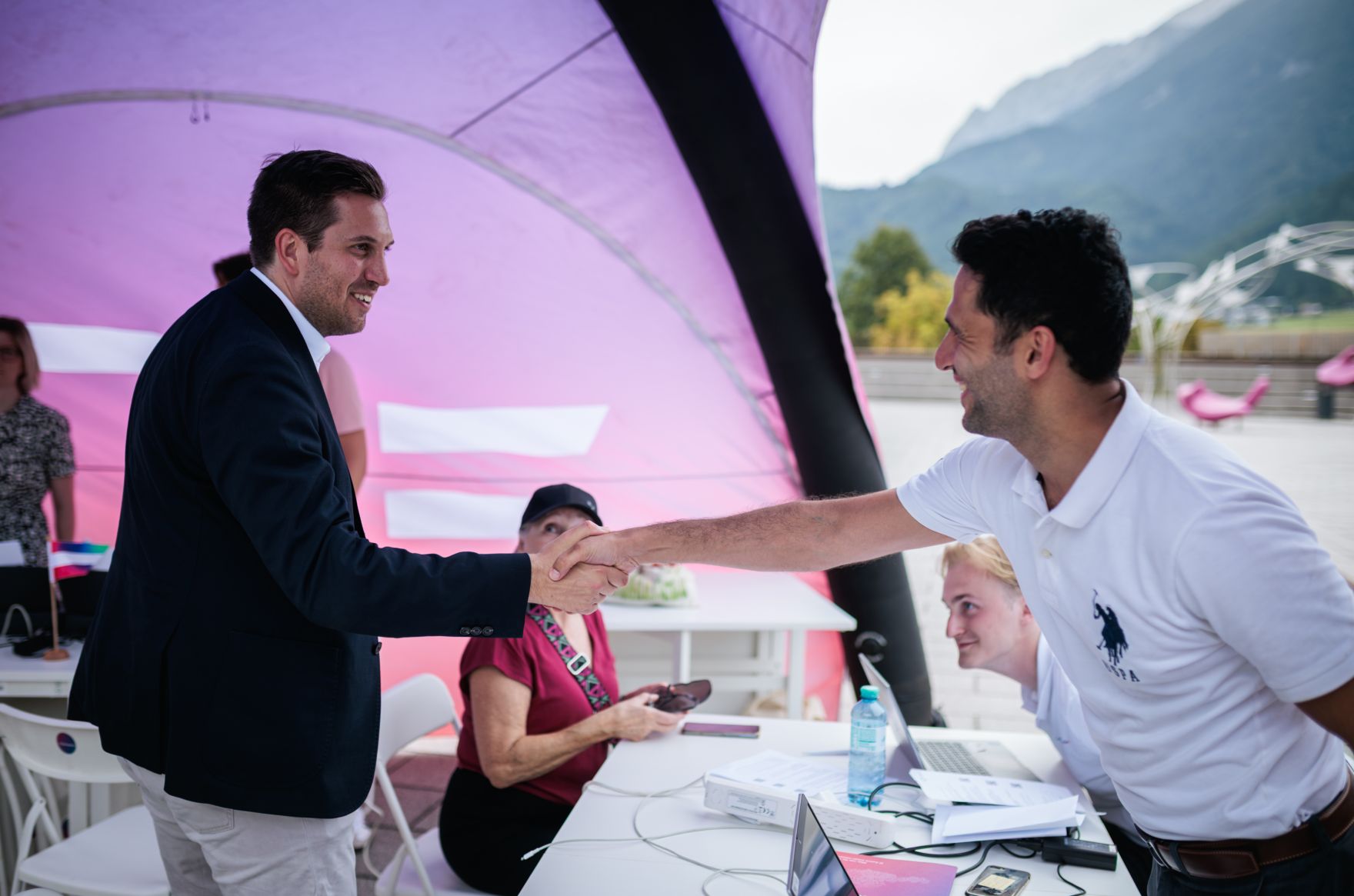 Am 27. August 2026 nahm Staatssekret&auml;r Alexander Pr&ouml;ll (l.) an der ID Austria Servicetour 2026 in Schwaz teil.