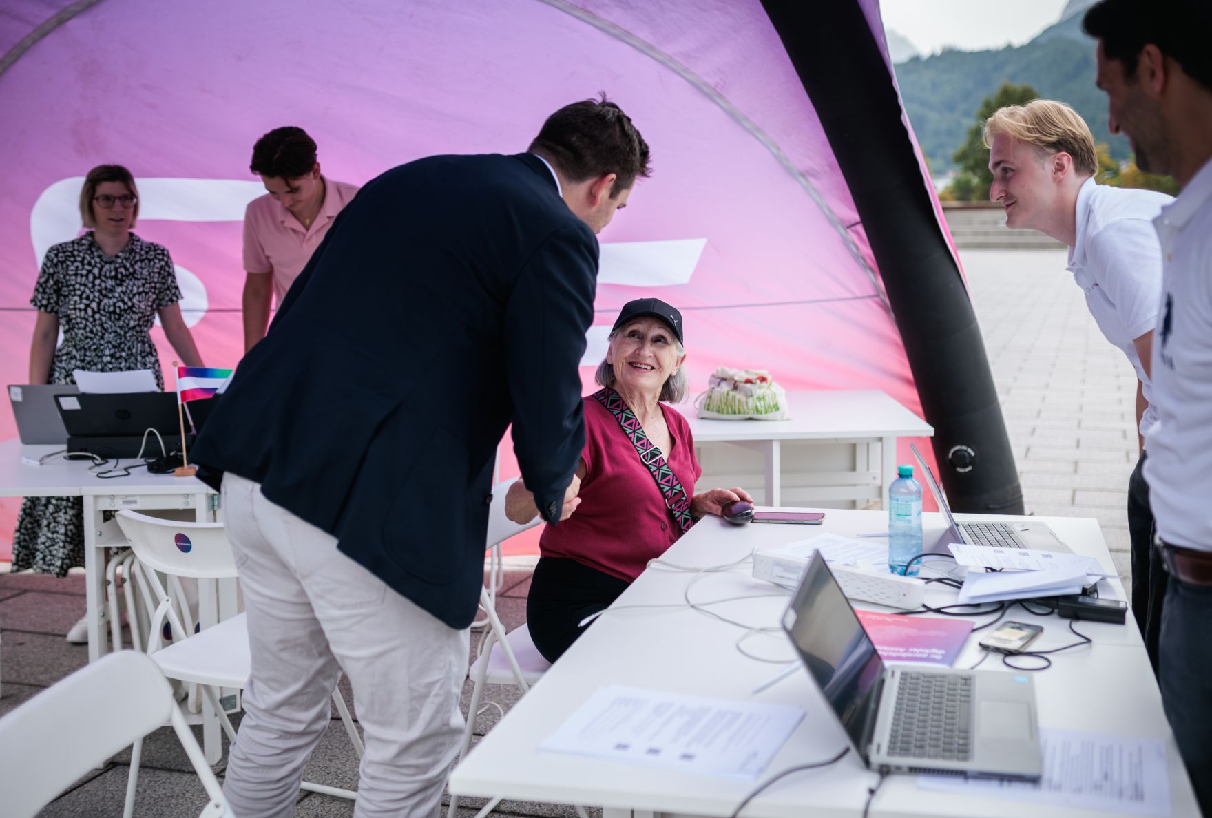 Am 27. August 2026 nahm Staatssekret&auml;r Alexander Pr&ouml;ll (l.) an der ID Austria Servicetour 2026 in Schwaz teil.